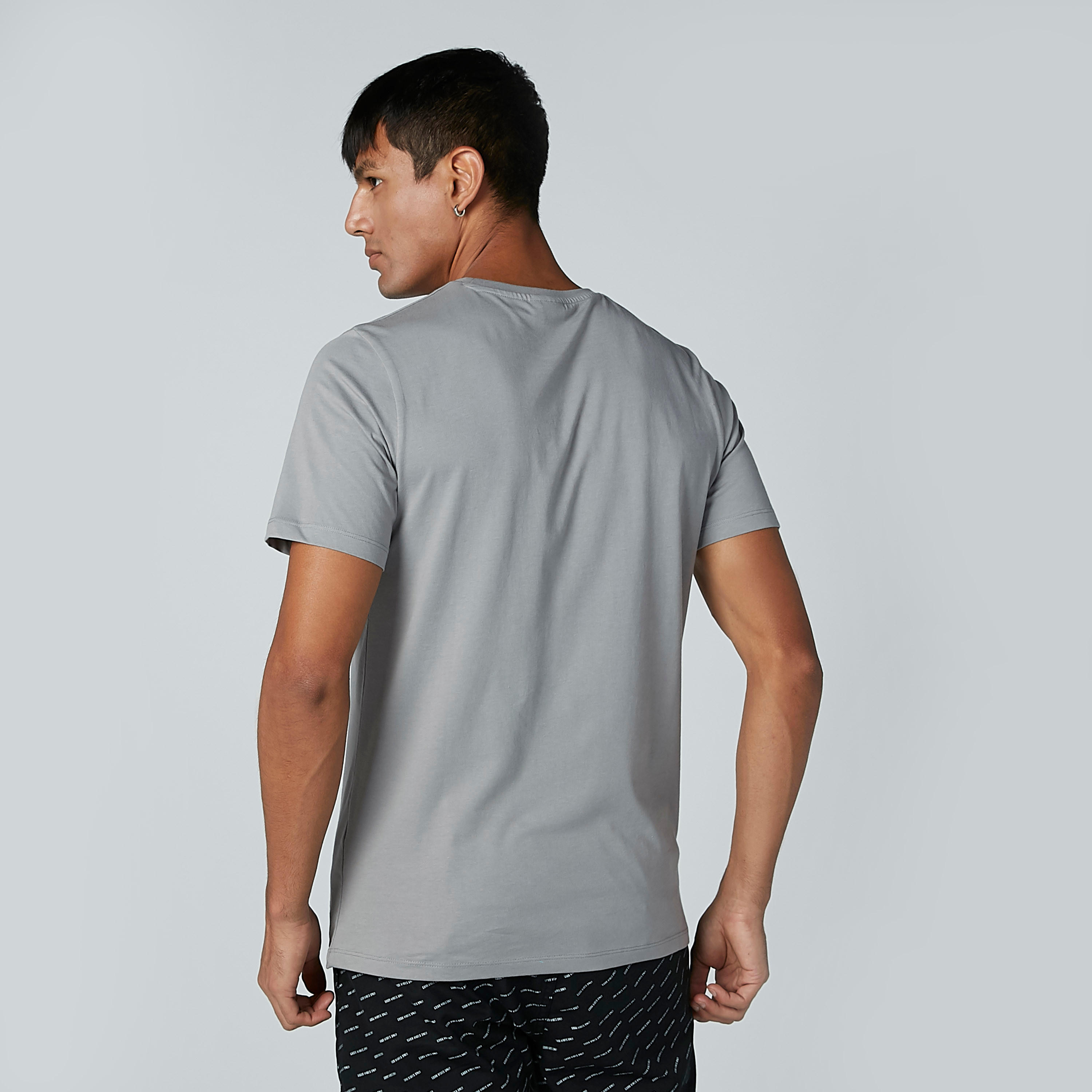 تيشيرت بياقة ضيّقة وأكمام قصيرة وطبعات جرافيك-men-clothing-tshirtsandpolos-tshirts-image-3