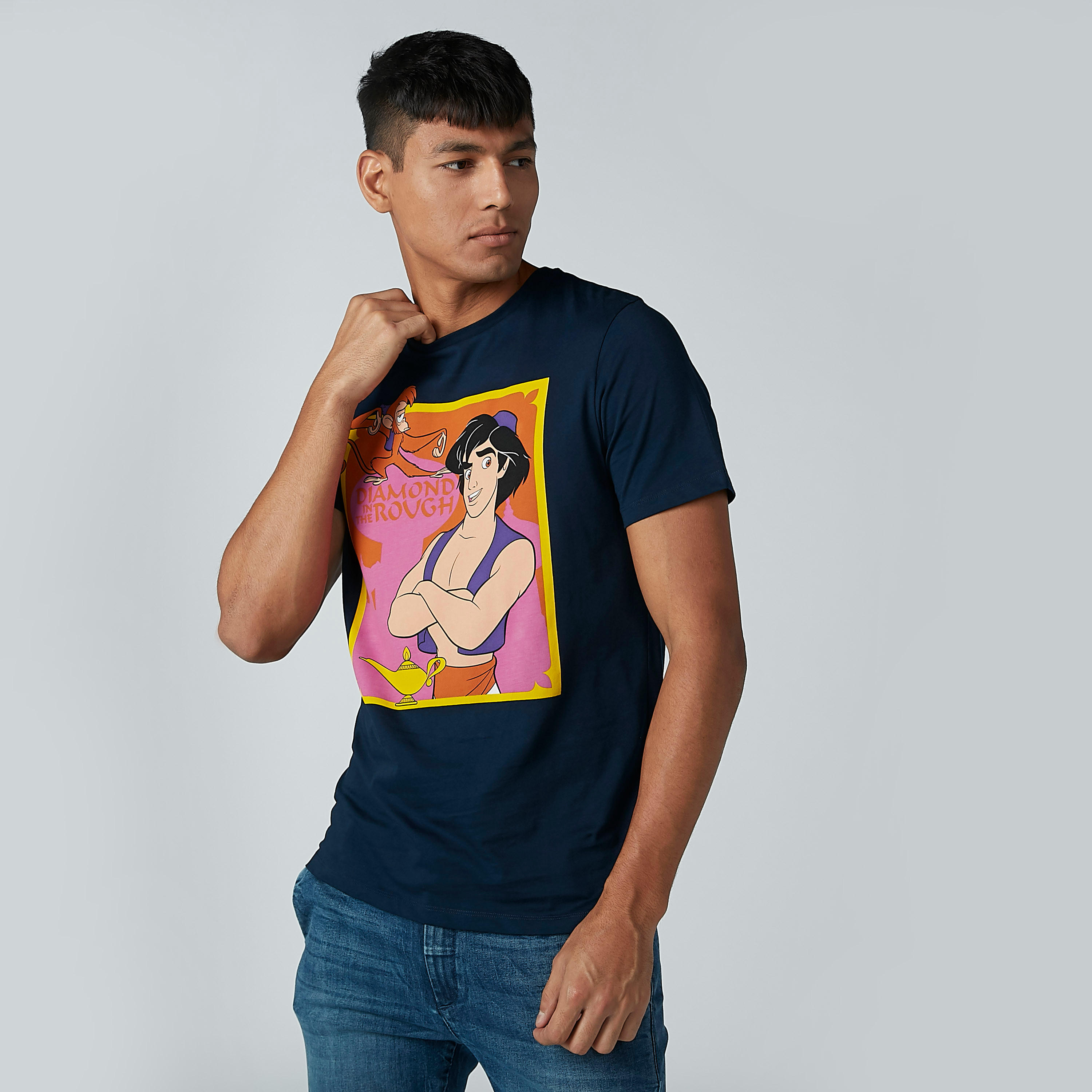 تيشيرت مستدام سليم وياقة ضيّقة وطبعات علاء الدين-men-clothing-tshirtsandpolos-tshirts-image-1