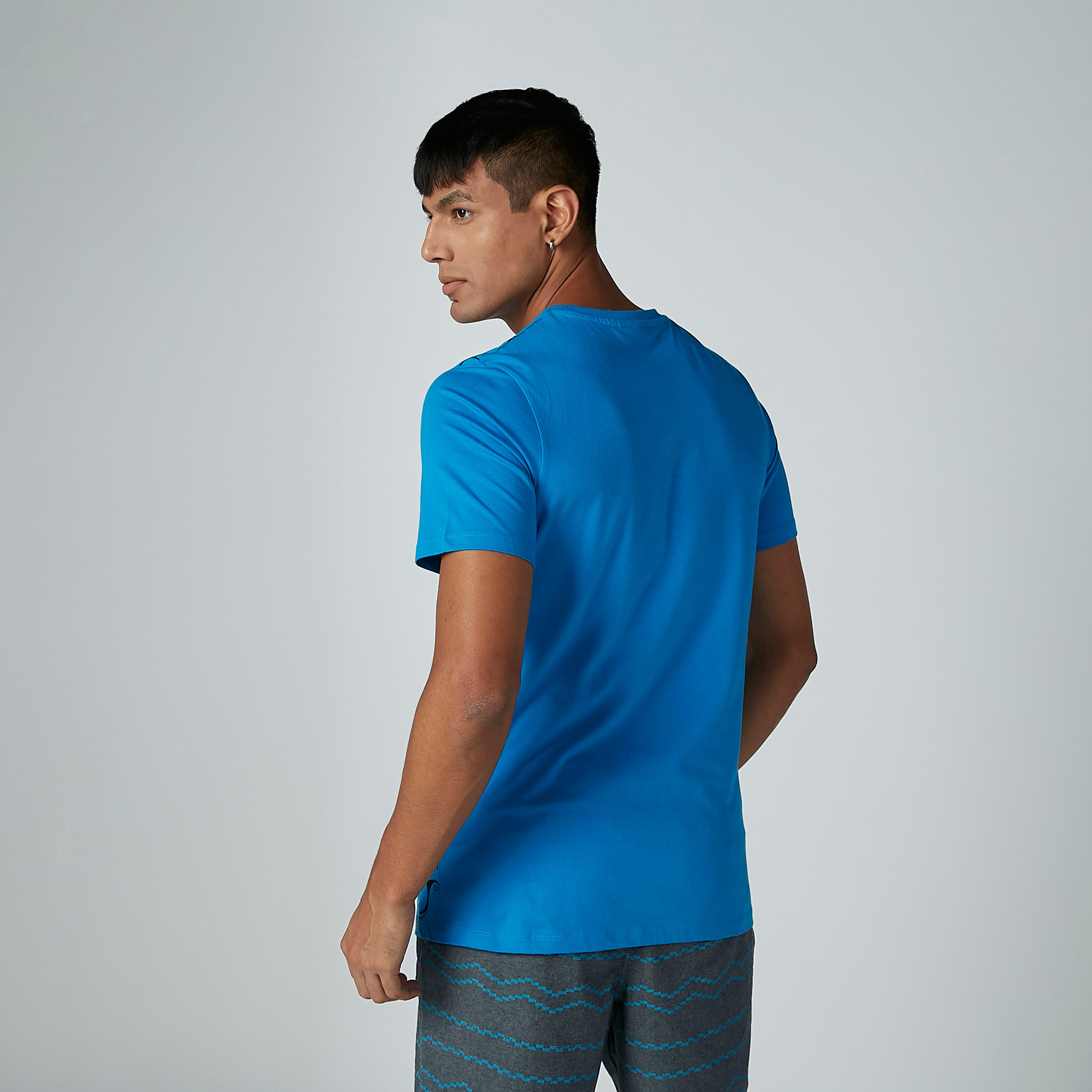 تيشيرت مستدام بقصّة سليم وياقة ضيّقة وطبعات جيني-men-clothing-tshirtsandpolos-tshirts-image-4