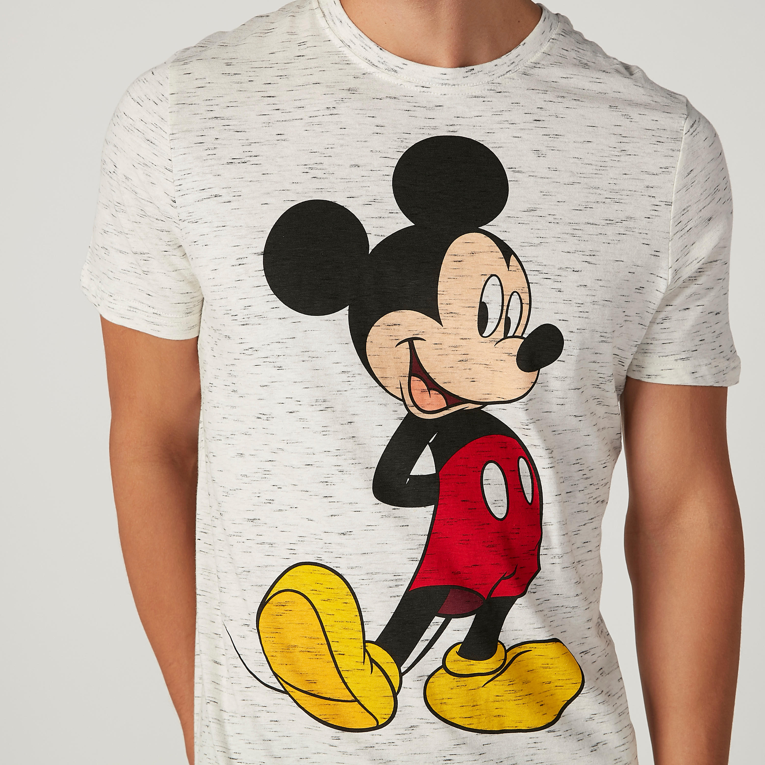 تيشيرت مستدام سليم بياقة ضيّقة وطبعات ميكي ماوس -men-clothing-tshirtsandpolos-tshirts-image-2