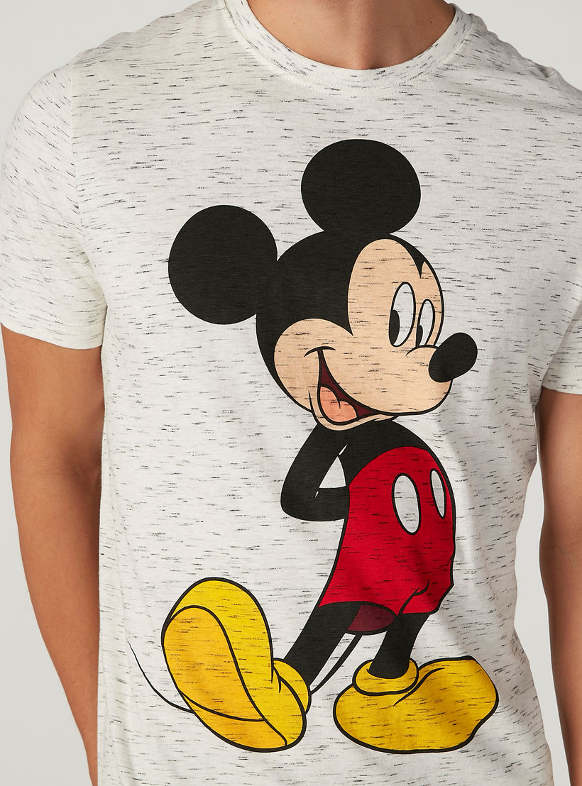تيشيرت مستدام سليم بياقة ضيّقة وطبعات ميكي ماوس -men-clothing-tshirtsandpolos-tshirts-image-2