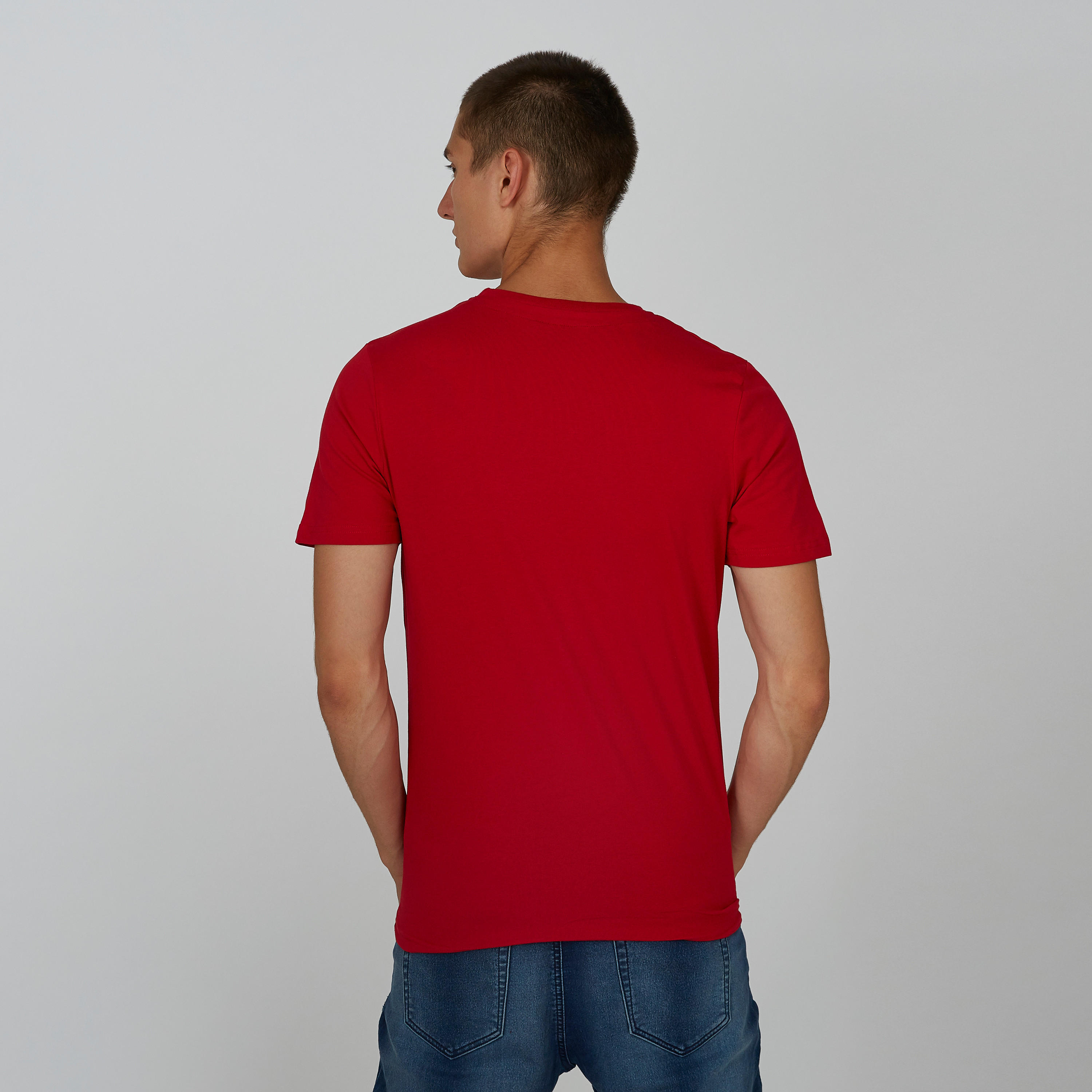 تيشيرت مستدام سليم بياقة ضيّقة وطبعات ميكي ماوس -men-clothing-tshirtsandpolos-tshirts-image-2