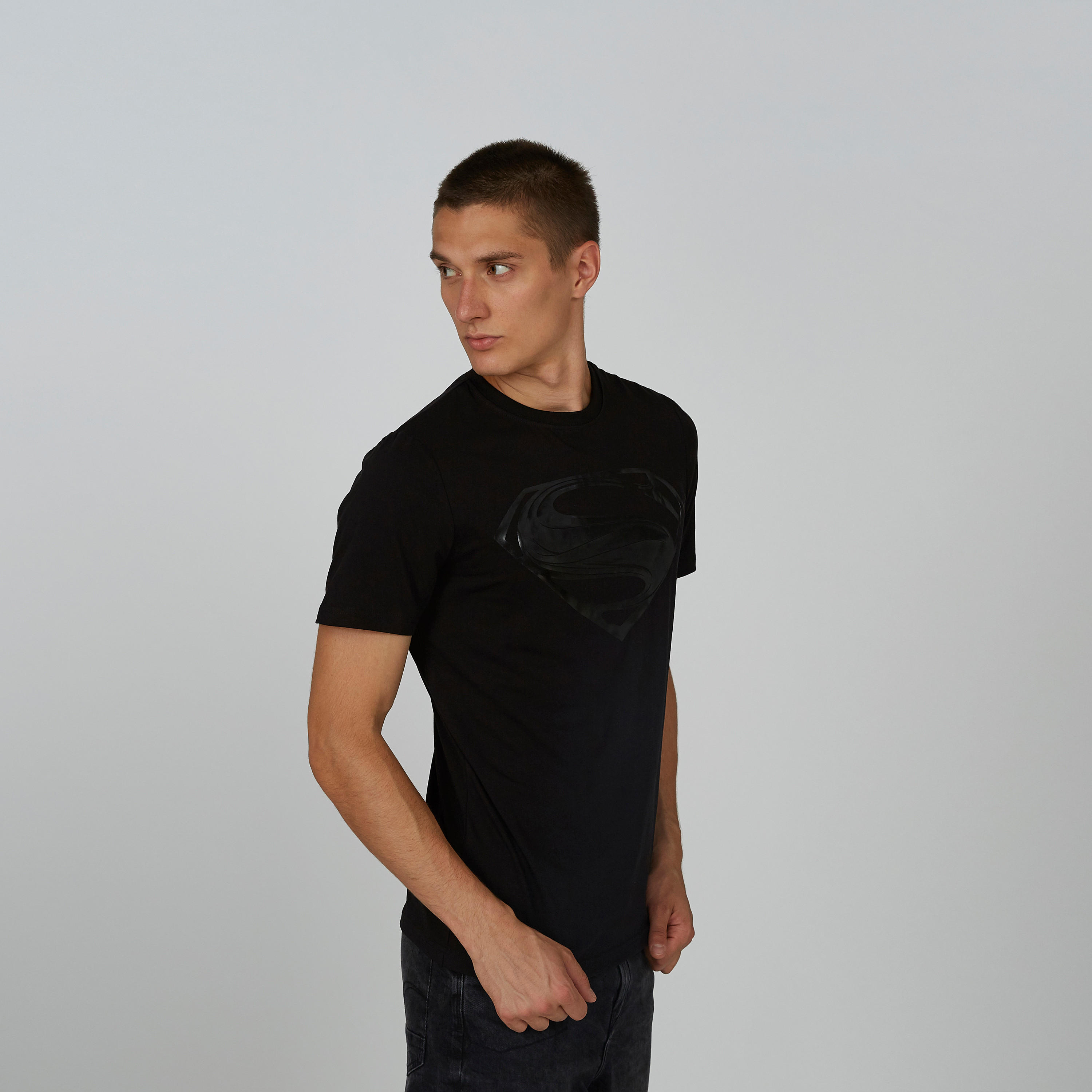 تيشيرت مستدام بقصّة سليم وياقة ضيّقة وطبعات سوبرمان -men-clothing-tshirtsandpolos-tshirts-image-3