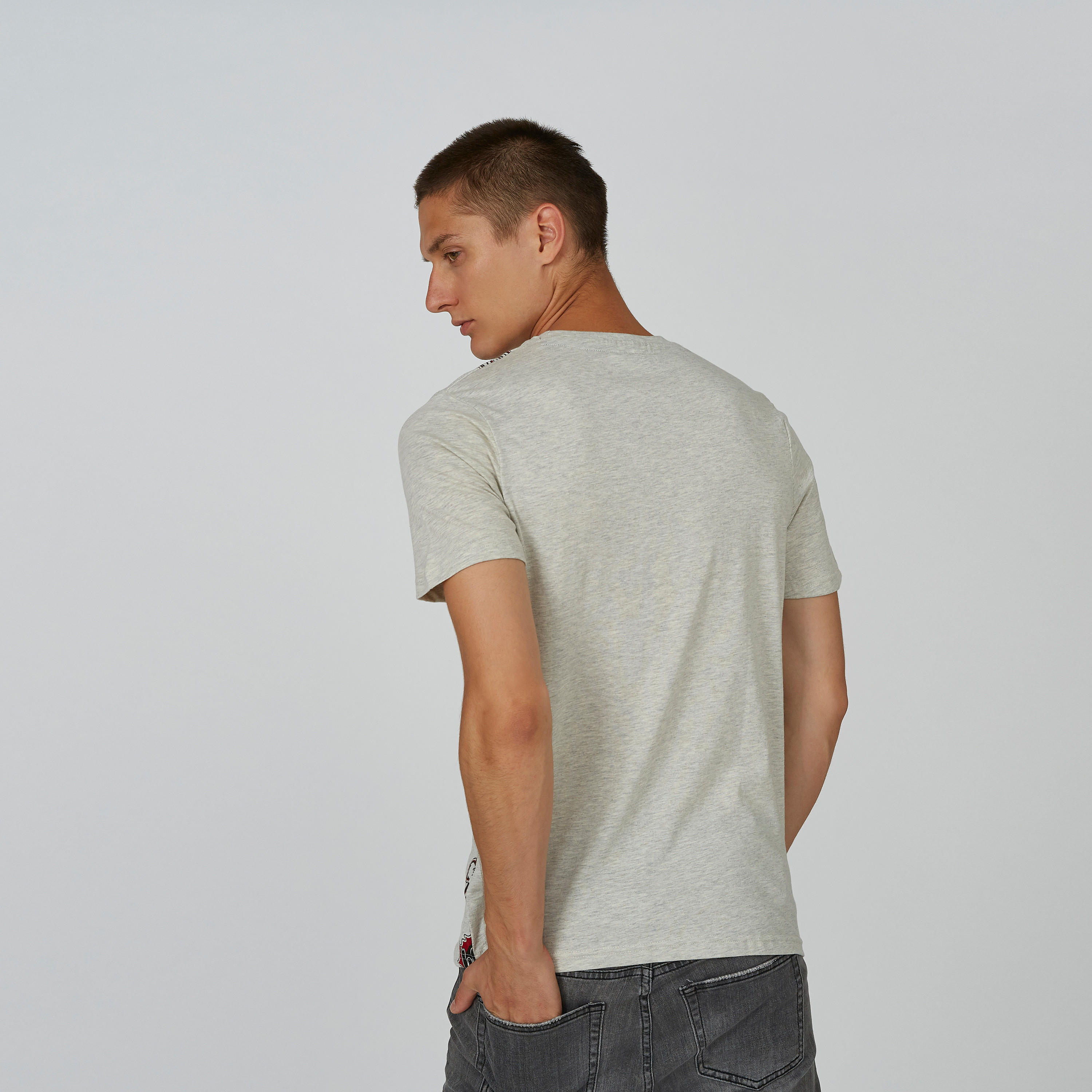 تيشيرت مستدام سليم  ياقة ضيقة وطبعات لوني تيونز -men-clothing-tshirtsandpolos-tshirts-image-2