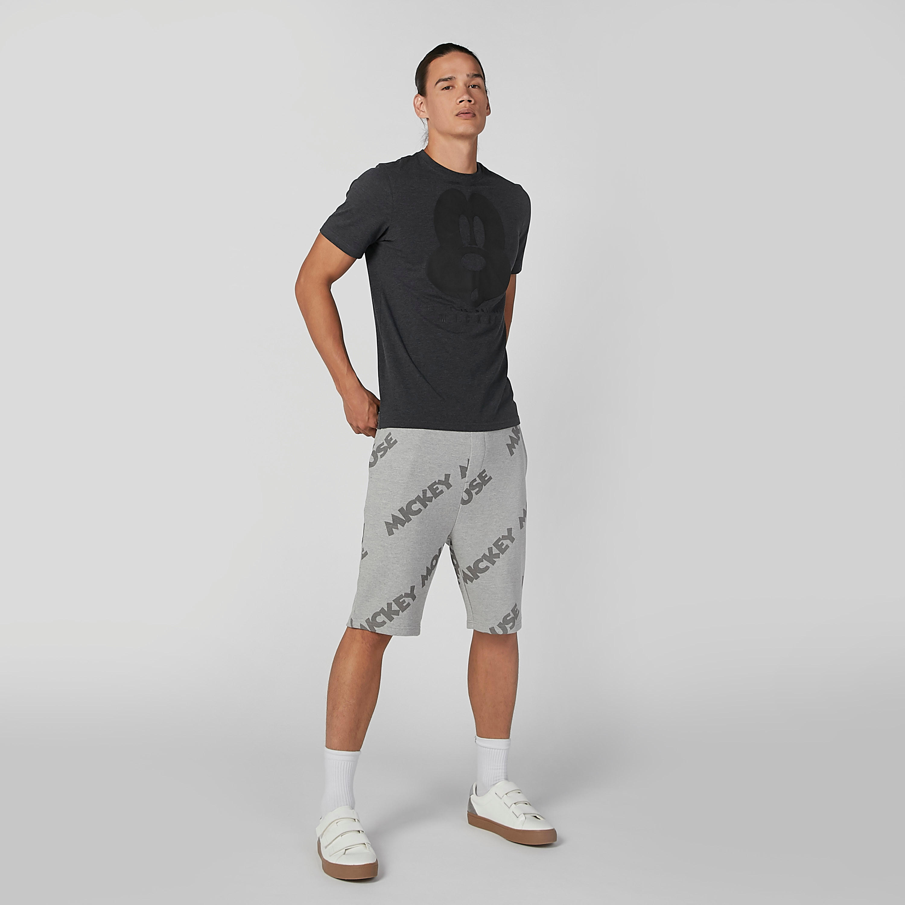 تيشيرت مستدام بقصّة سليم وياقة ضيّقة وطبعات ميكي ماوس-men-clothing-tshirtsandpolos-tshirts-image-2