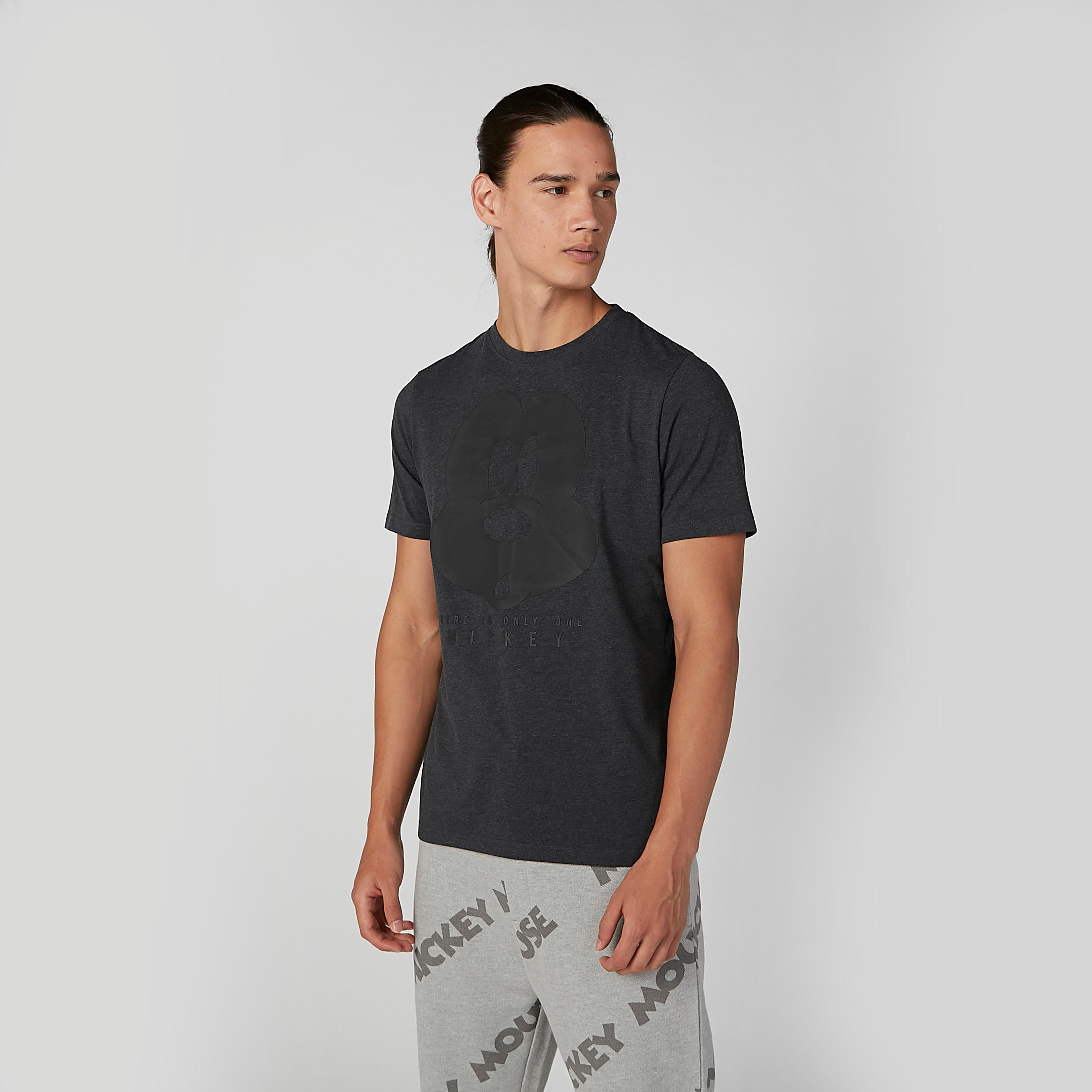 تيشيرت مستدام بقصّة سليم وياقة ضيّقة وطبعات ميكي ماوس-men-clothing-tshirtsandpolos-tshirts-image-3