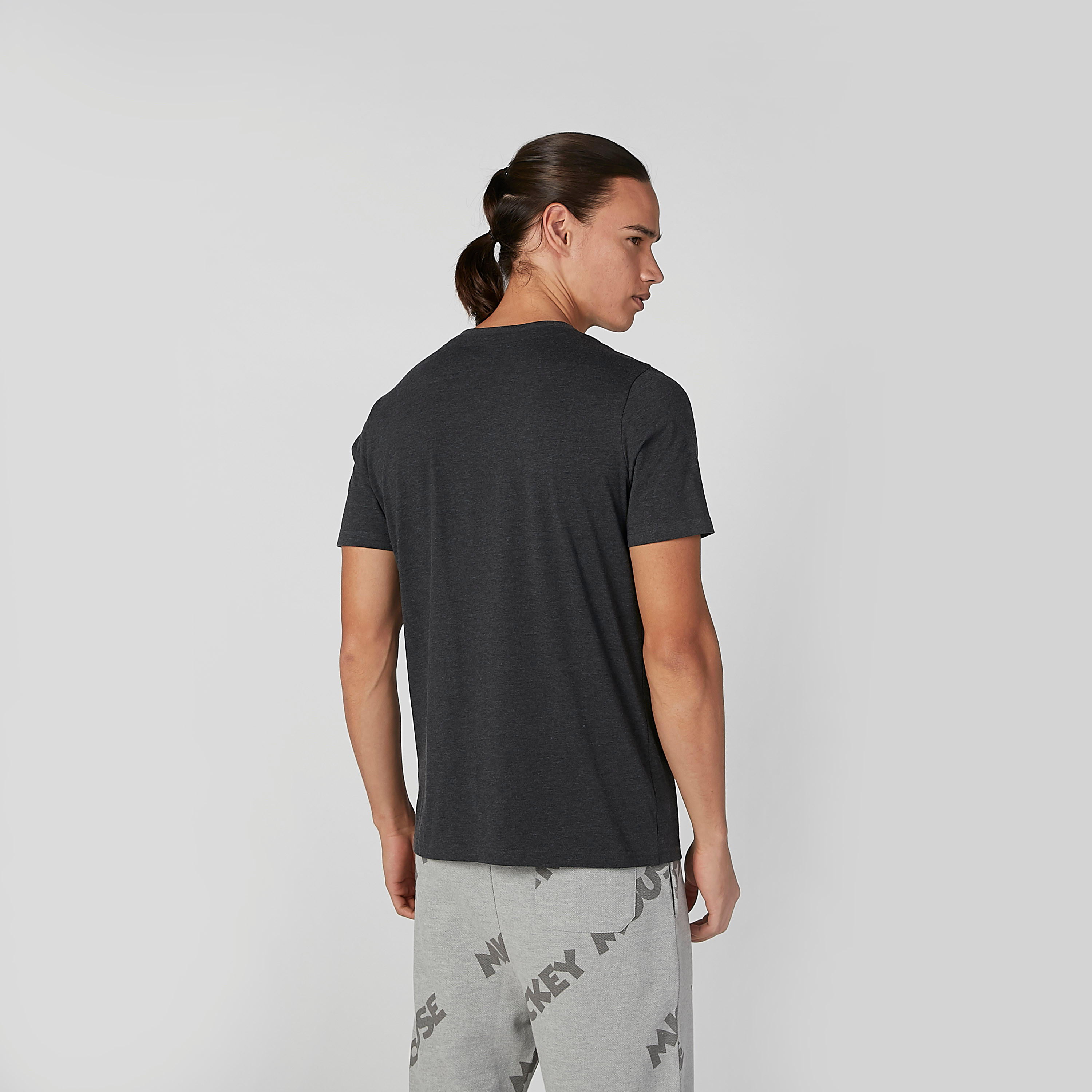 تيشيرت مستدام بقصّة سليم وياقة ضيّقة وطبعات ميكي ماوس-men-clothing-tshirtsandpolos-tshirts-image-4