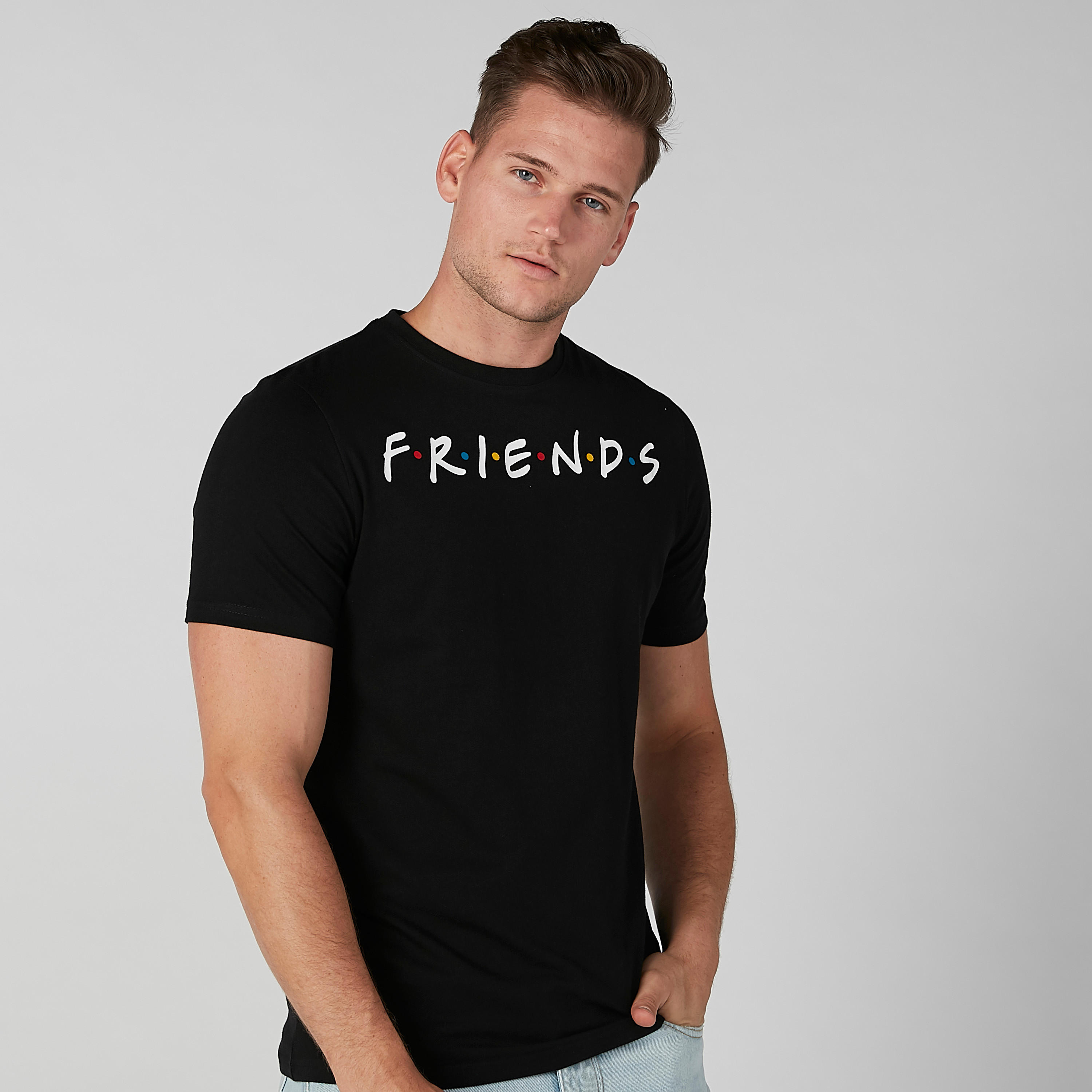 تيشيرت مستدام بقصّة سليم وياقة ضيّقة وطبعات فريندز -men-clothing-tshirtsandpolos-tshirts-image-1
