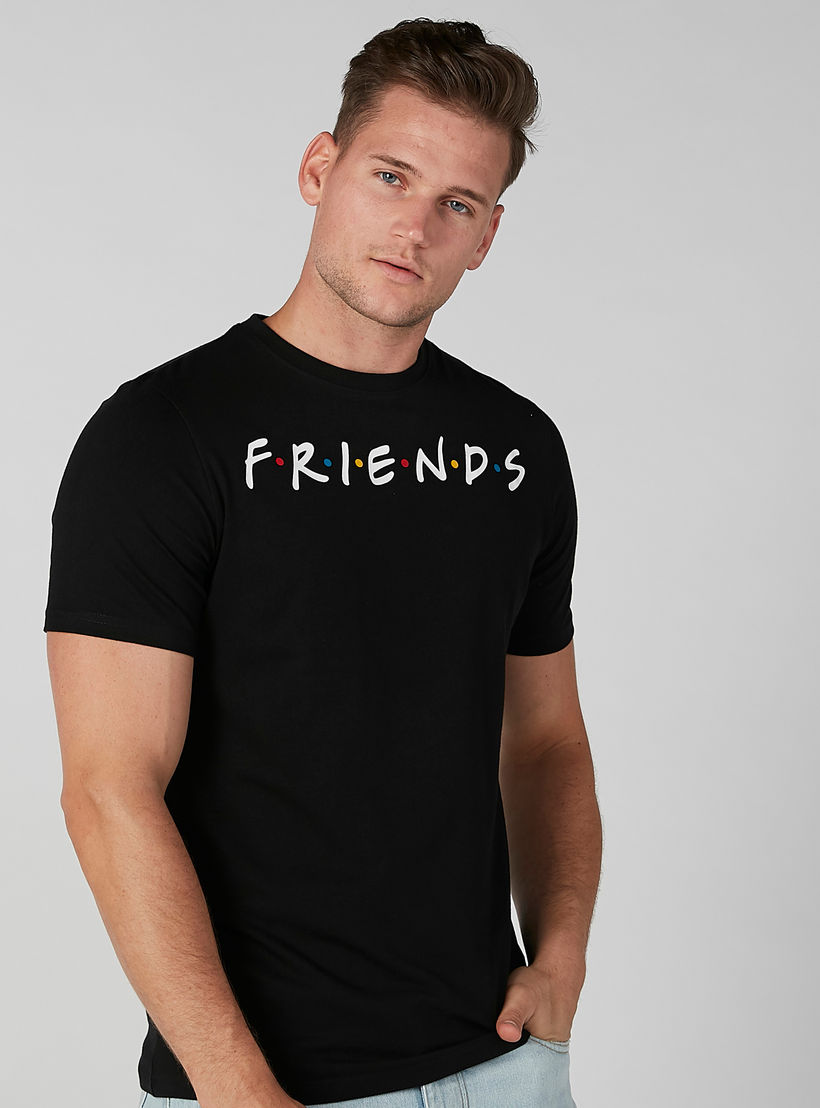 تيشيرت مستدام بقصّة سليم وياقة ضيّقة وطبعات فريندز -men-clothing-tshirtsandpolos-tshirts-image-1