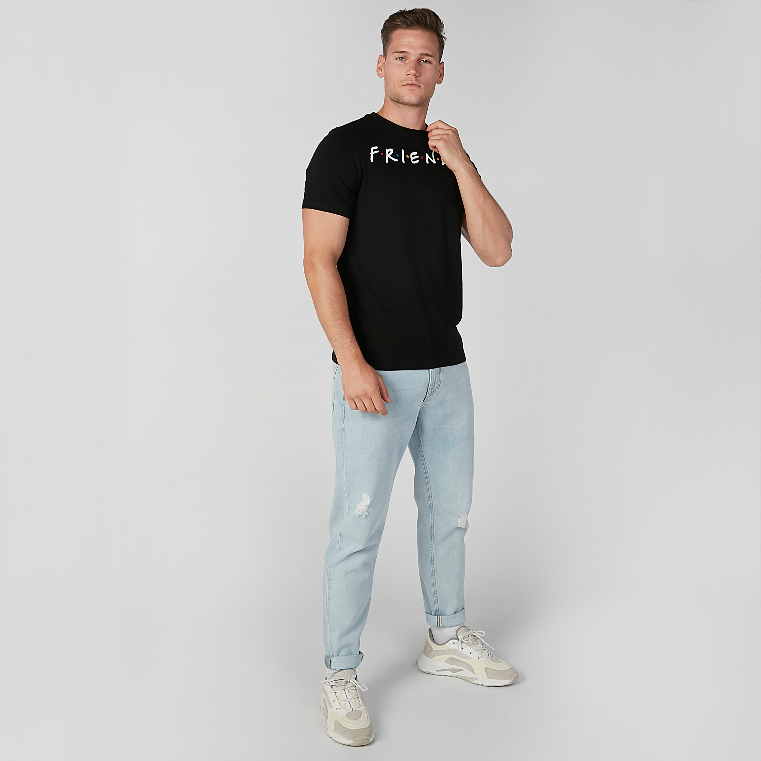 تيشيرت مستدام بقصّة سليم وياقة ضيّقة وطبعات فريندز -men-clothing-tshirtsandpolos-tshirts-image-2