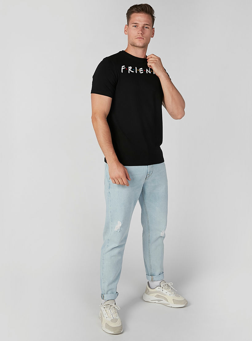 تيشيرت مستدام بقصّة سليم وياقة ضيّقة وطبعات فريندز -men-clothing-tshirtsandpolos-tshirts-image-2