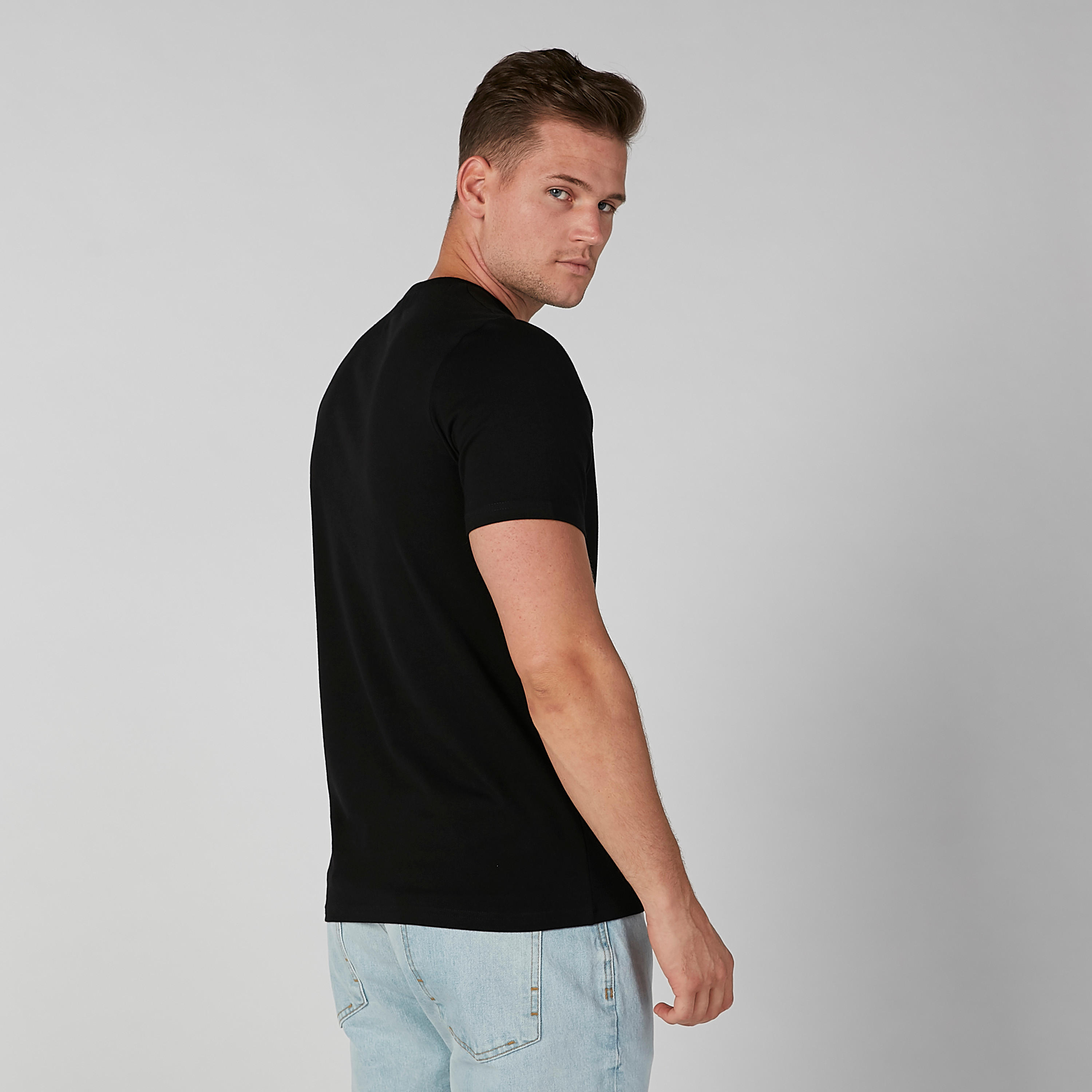 تيشيرت مستدام بقصّة سليم وياقة ضيّقة وطبعات فريندز -men-clothing-tshirtsandpolos-tshirts-image-3
