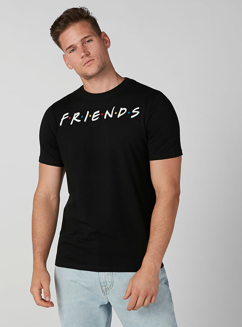 تيشيرت مستدام بقصّة سليم وياقة ضيّقة وطبعات فريندز -men-clothing-tshirtsandpolos-tshirts-image-4
