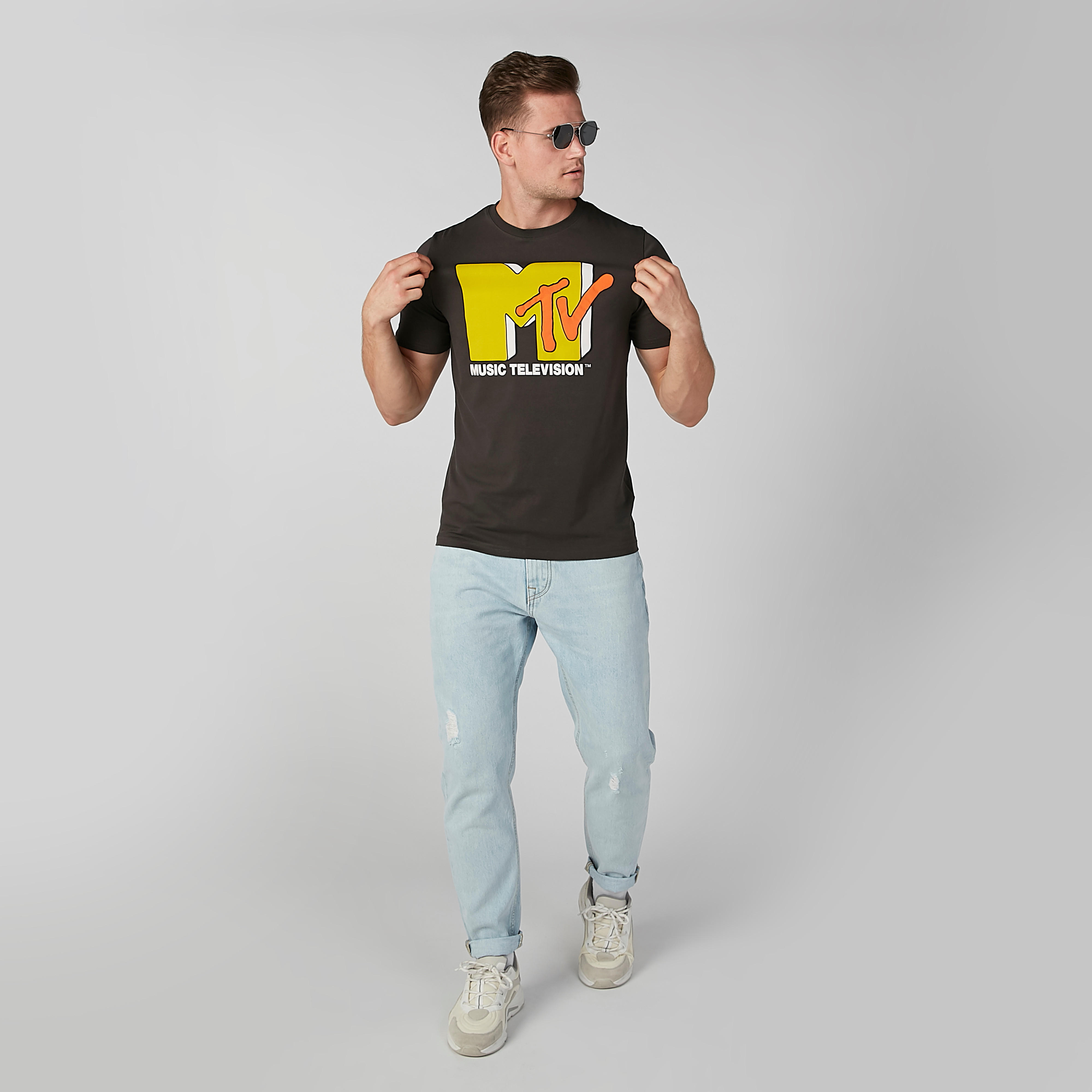 تيشيرت مستدام بقصّة سليم وياقة ضيّقة وطبعات إم تي في-men-clothing-tshirtsandpolos-tshirts-image-1