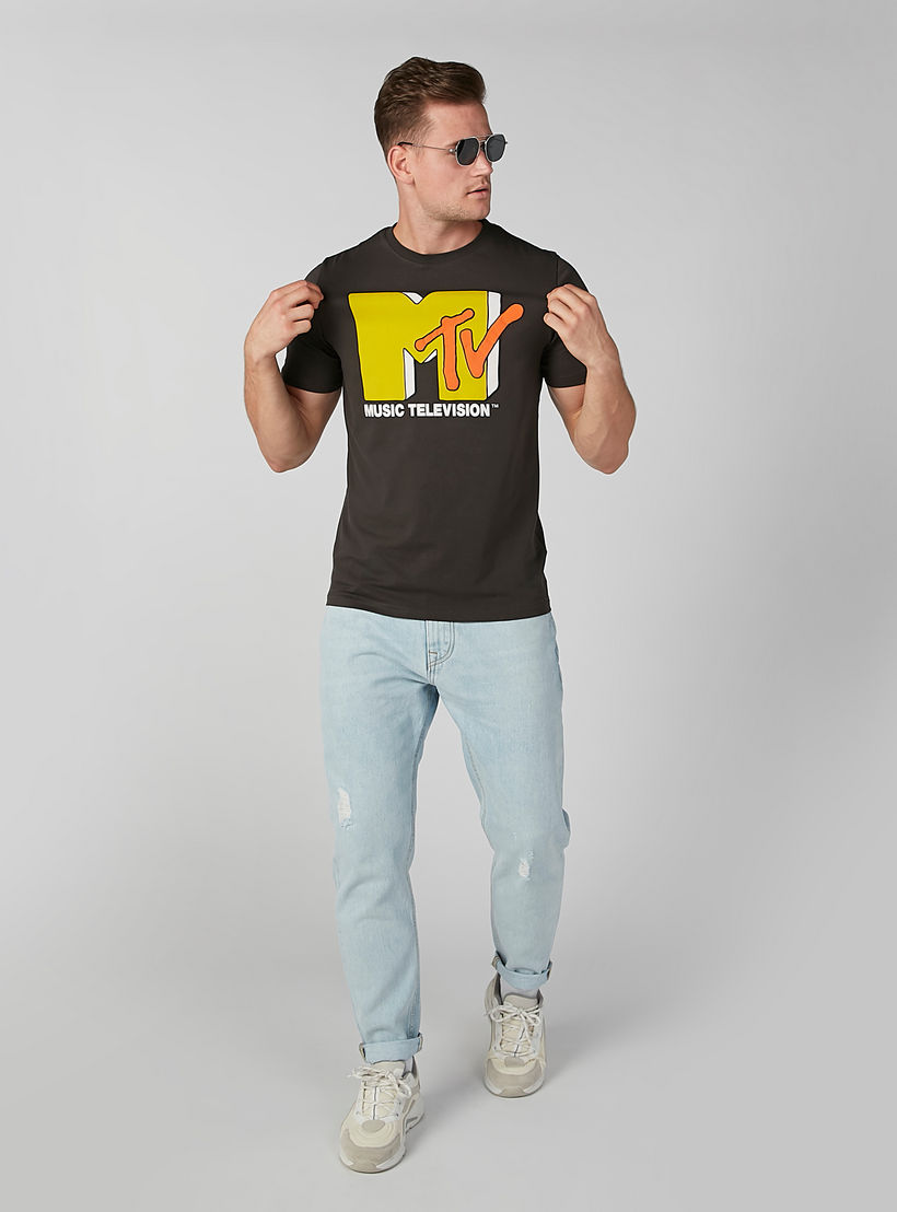 تيشيرت مستدام بقصّة سليم وياقة ضيّقة وطبعات إم تي في-men-clothing-tshirtsandpolos-tshirts-image-1