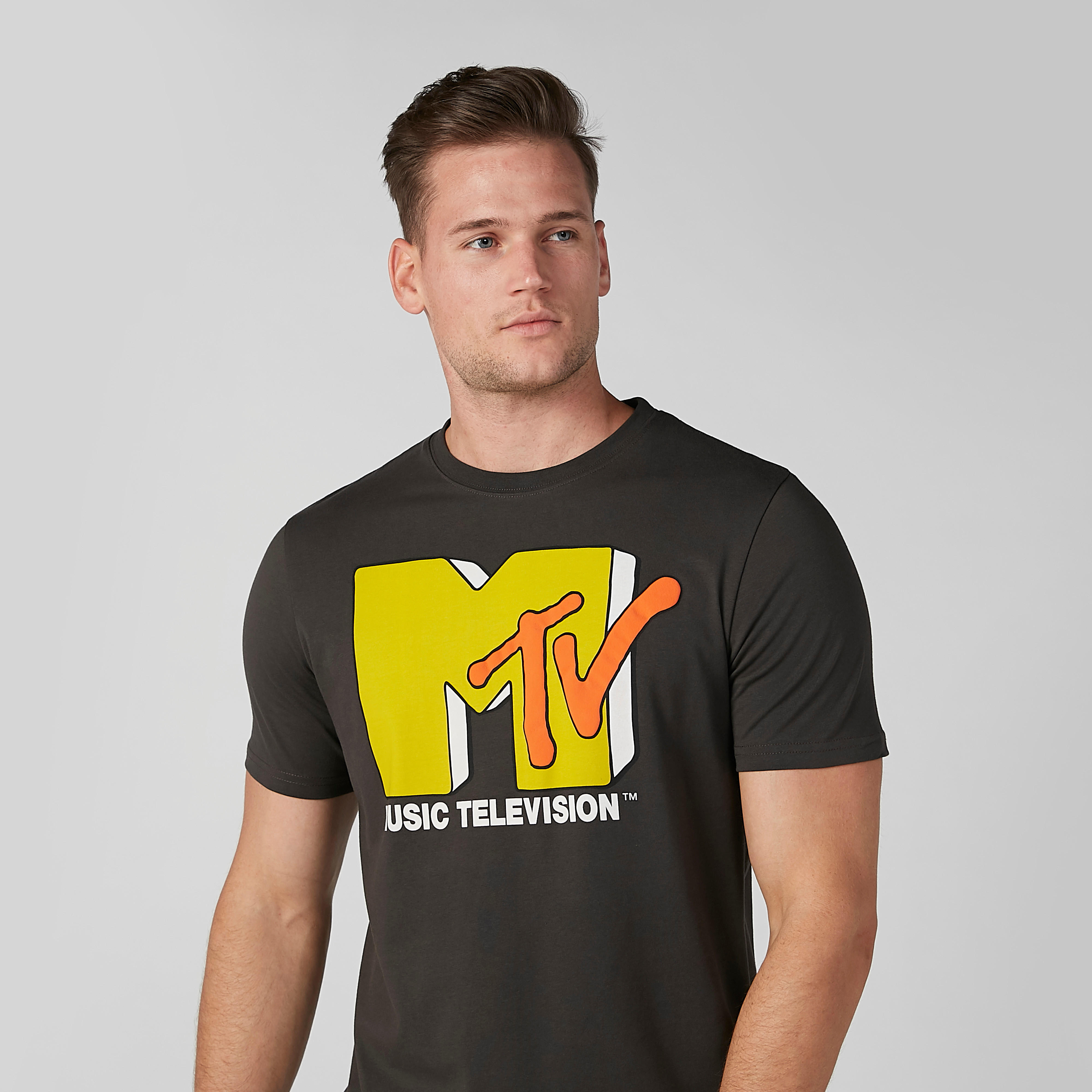 تيشيرت مستدام بقصّة سليم وياقة ضيّقة وطبعات إم تي في-men-clothing-tshirtsandpolos-tshirts-image-2