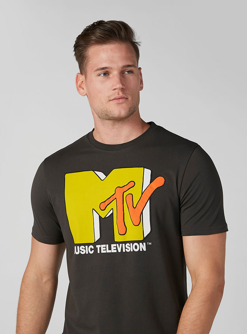 تيشيرت مستدام بقصّة سليم وياقة ضيّقة وطبعات إم تي في-men-clothing-tshirtsandpolos-tshirts-image-2