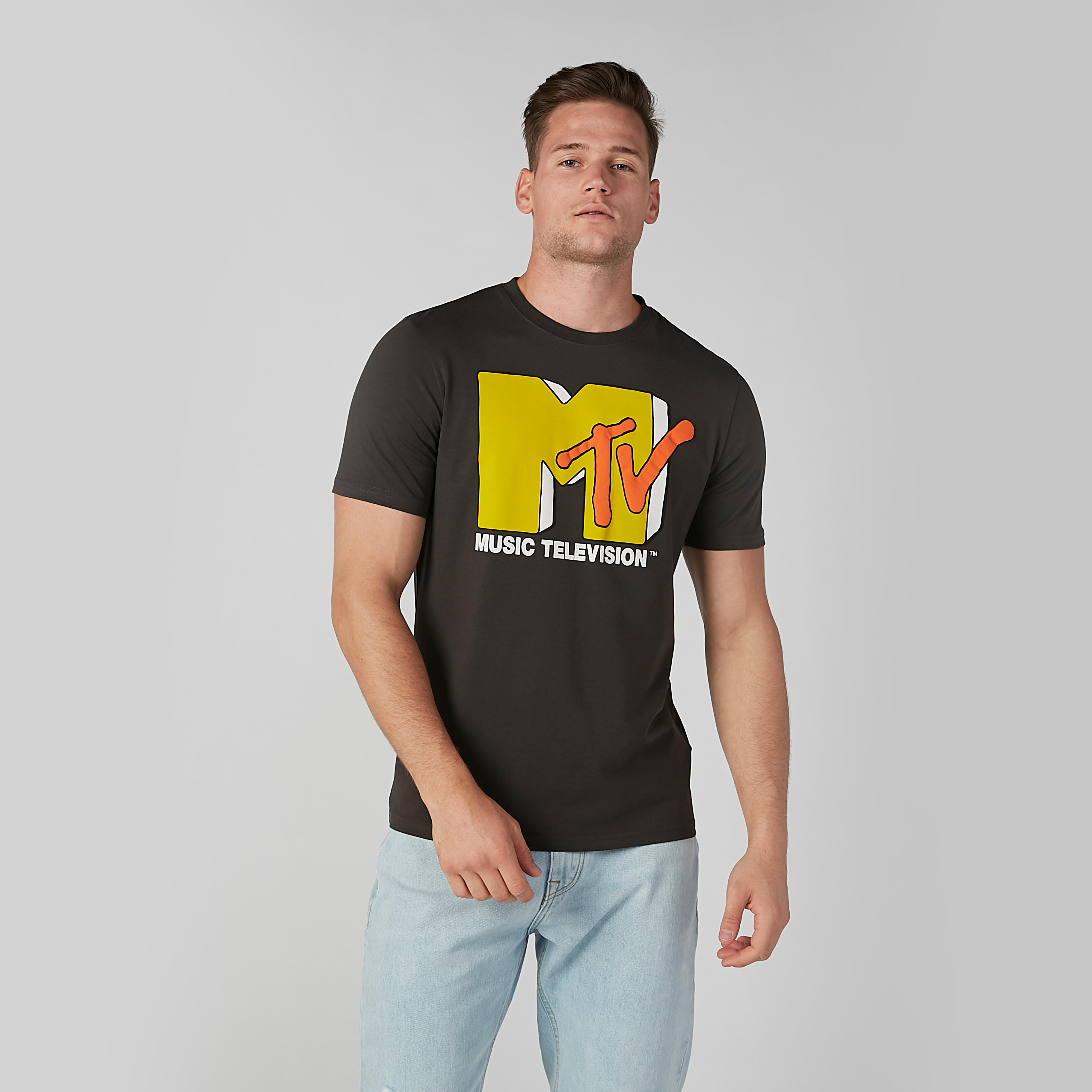 تيشيرت مستدام بقصّة سليم وياقة ضيّقة وطبعات إم تي في-men-clothing-tshirtsandpolos-tshirts-image-3