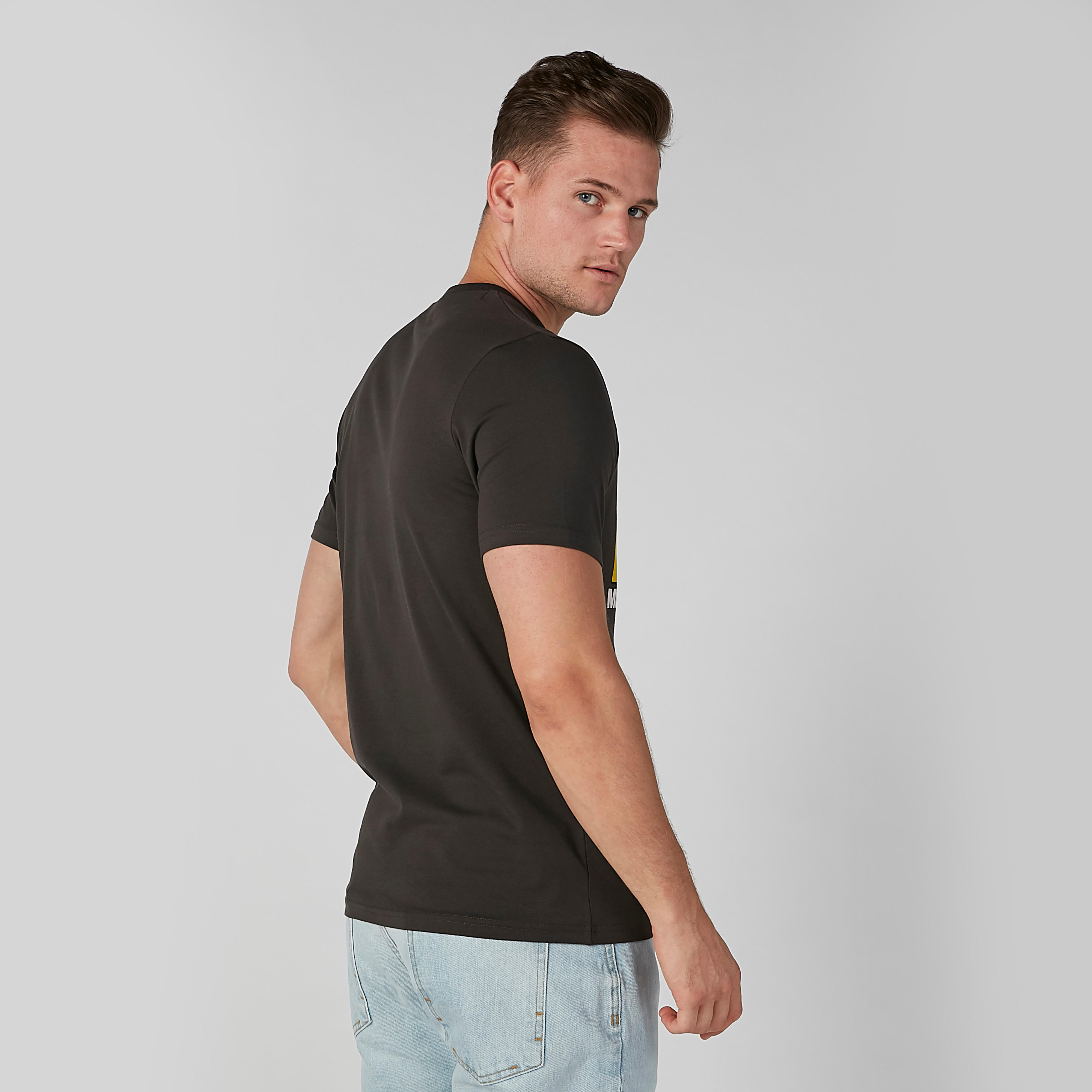 تيشيرت مستدام بقصّة سليم وياقة ضيّقة وطبعات إم تي في-men-clothing-tshirtsandpolos-tshirts-image-4