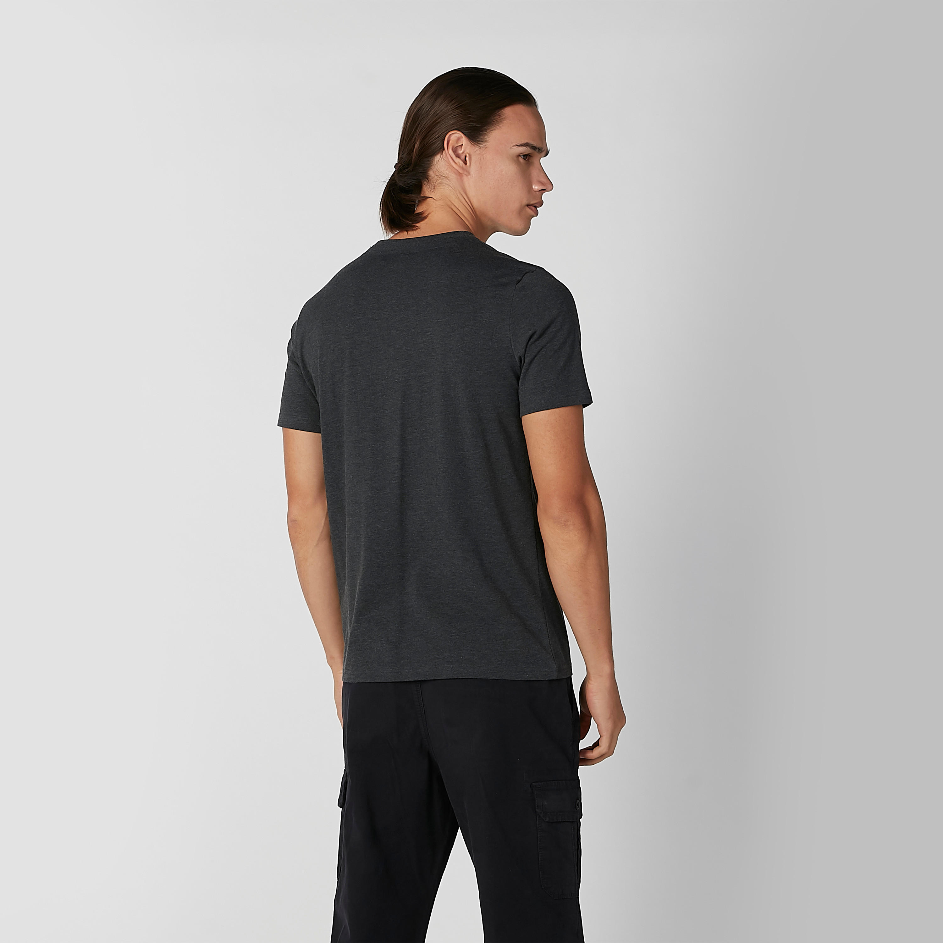 تيشيرت مستدام سليم بياقة ضيّقة وطبعات جرافيك-men-clothing-tshirtsandpolos-tshirts-image-2