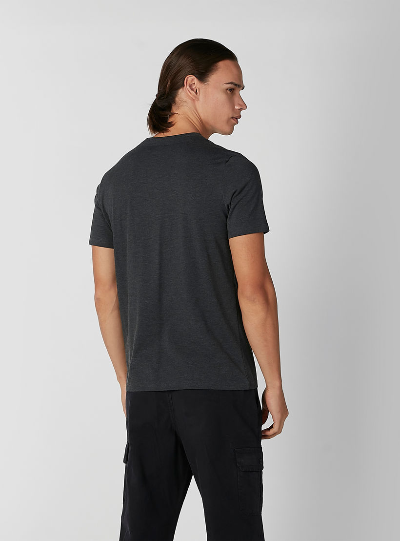 تيشيرت مستدام سليم بياقة ضيّقة وطبعات جرافيك-men-clothing-tshirtsandpolos-tshirts-image-2