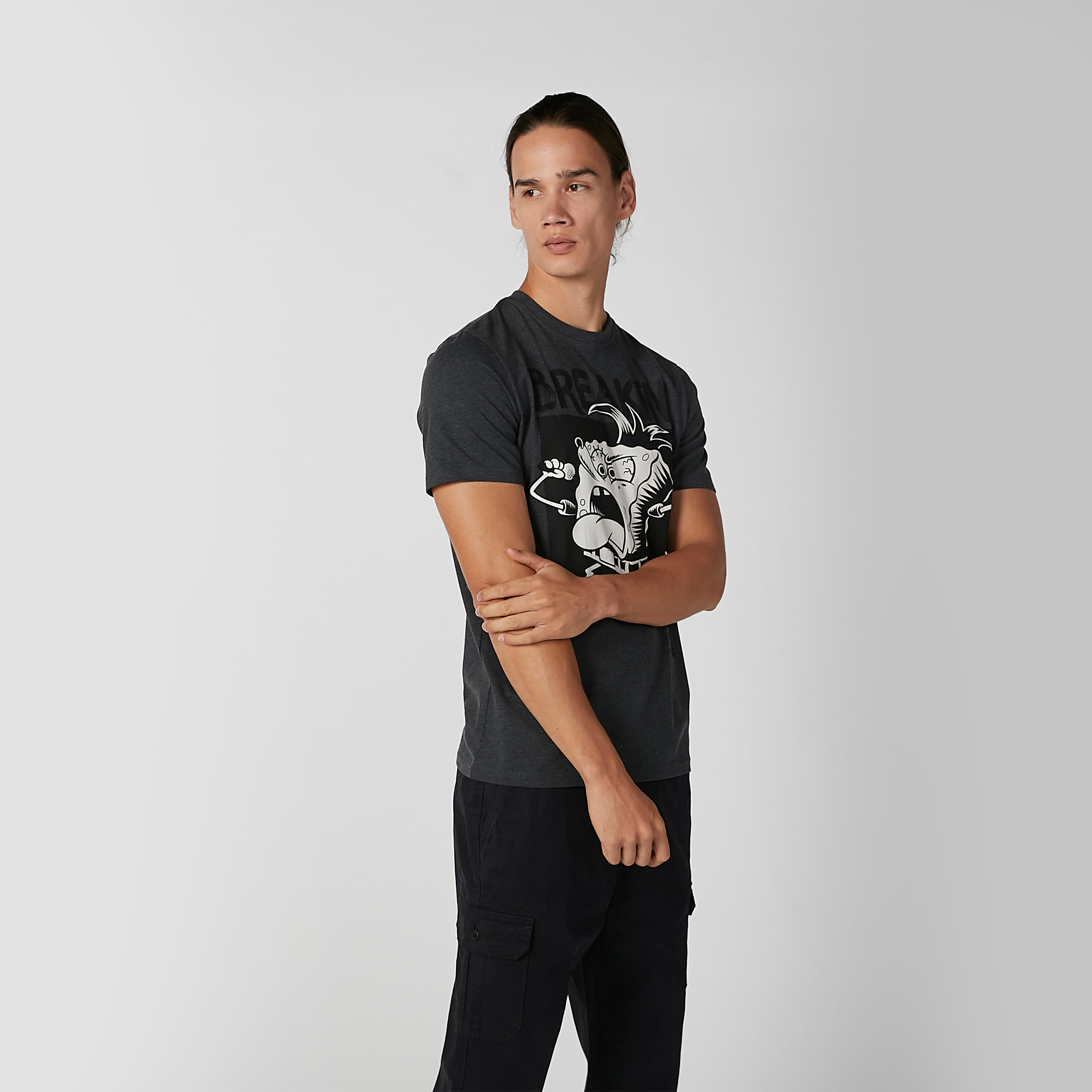 تيشيرت مستدام سليم بياقة ضيّقة وطبعات جرافيك-men-clothing-tshirtsandpolos-tshirts-image-1