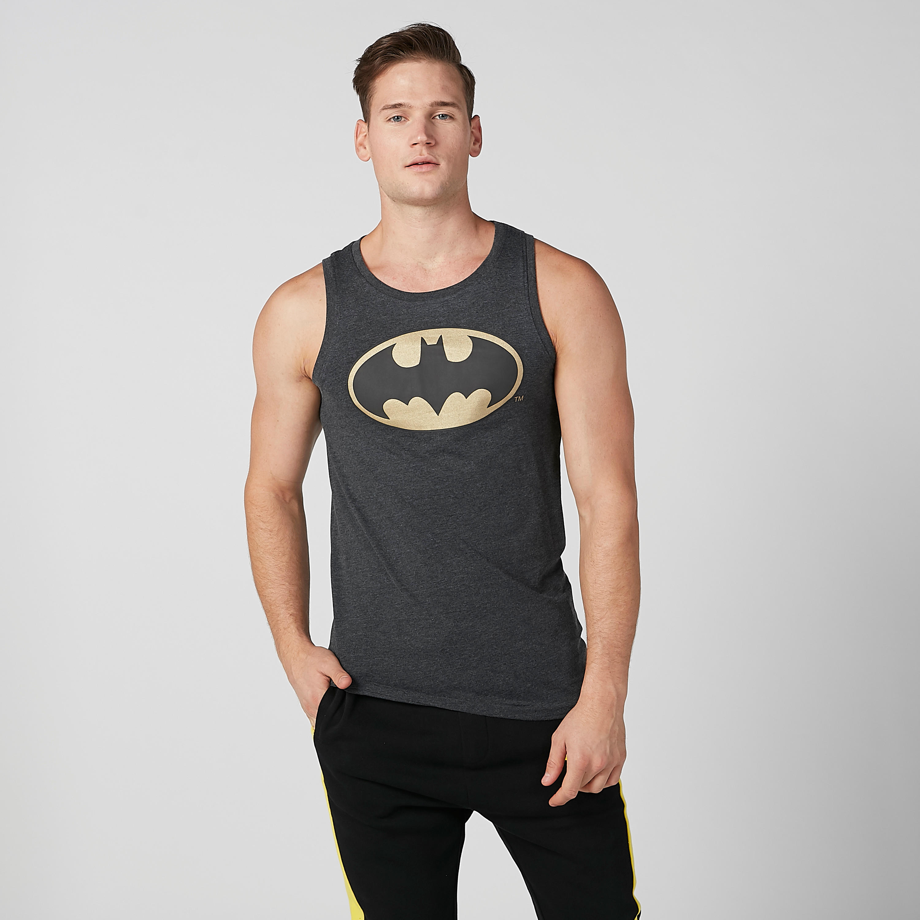 تيشيرت دون أكمام بقصّة سليم وطبعات باتمان من خامات مستدامة-men-clothing-tshirtsandpolos-tshirts-image-1