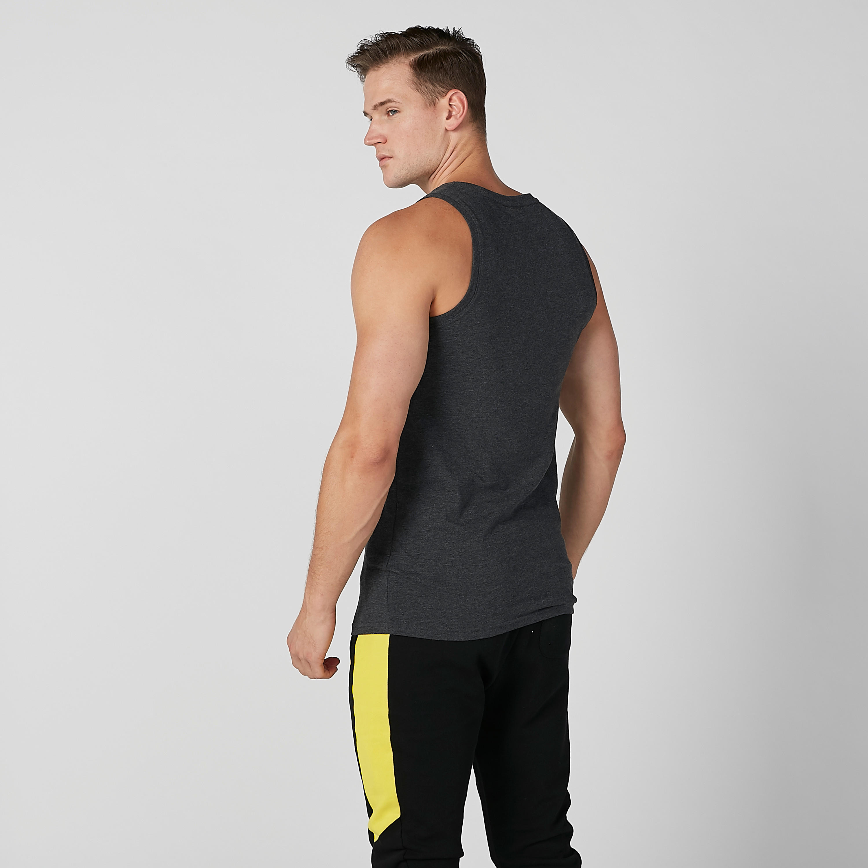 تيشيرت دون أكمام بقصّة سليم وطبعات باتمان من خامات مستدامة-men-clothing-tshirtsandpolos-tshirts-image-3