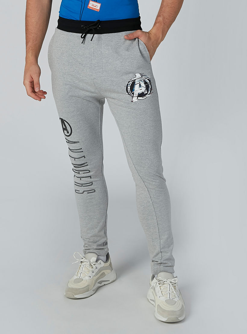 بنطلون رياضي مستدام بقصّة سليم وخصر متوسط الارتفاع وجيوب وطبعات-men-clothing-bottoms-trousersandchinos-trousers-image-1