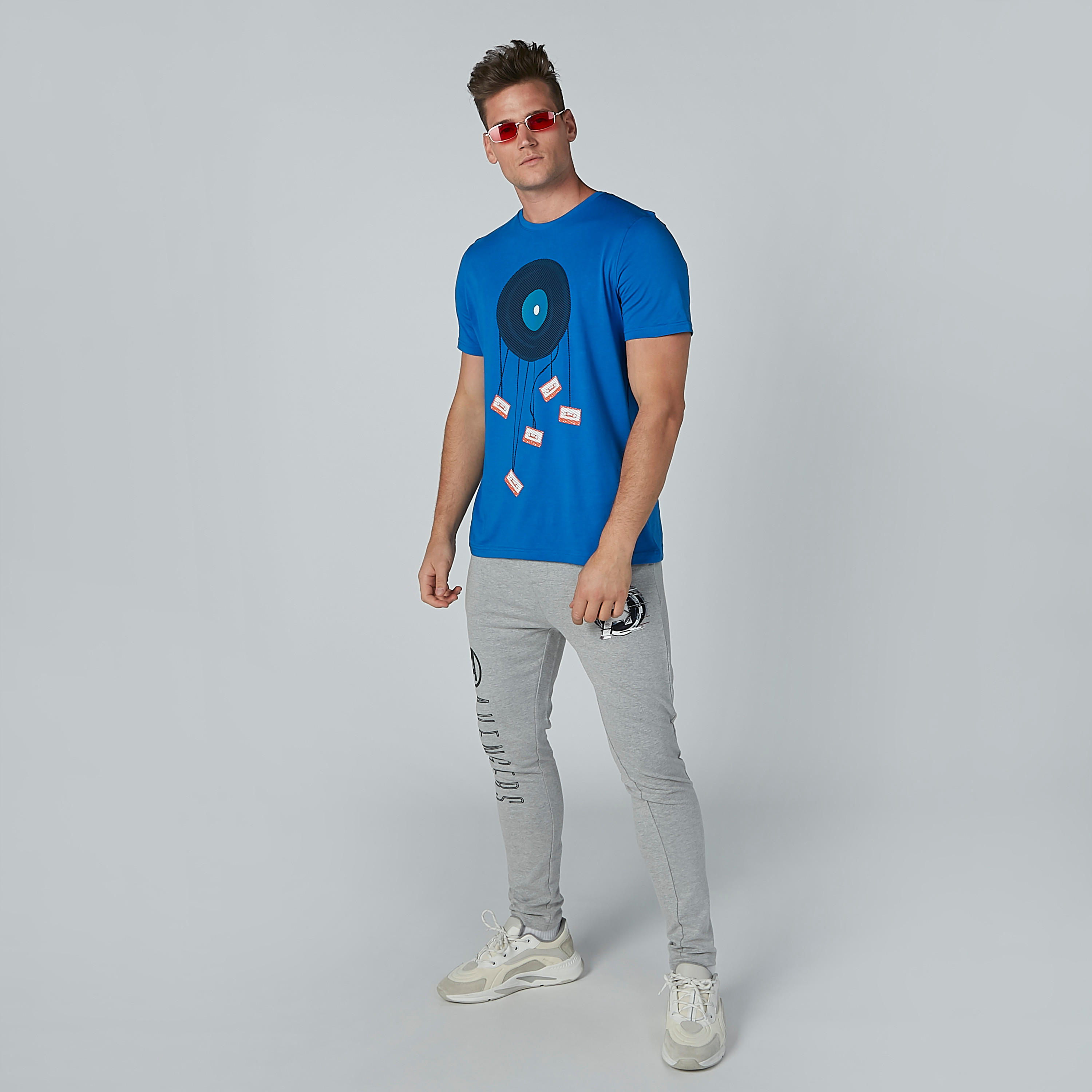 بنطلون رياضي مستدام بقصّة سليم وخصر متوسط الارتفاع وجيوب وطبعات-men-clothing-bottoms-trousersandchinos-trousers-image-2