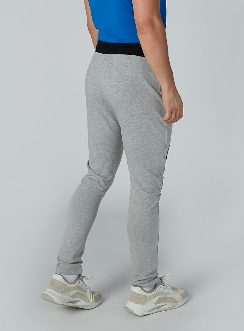 بنطلون رياضي مستدام بقصّة سليم وخصر متوسط الارتفاع وجيوب وطبعات-men-clothing-bottoms-trousersandchinos-trousers-image-4