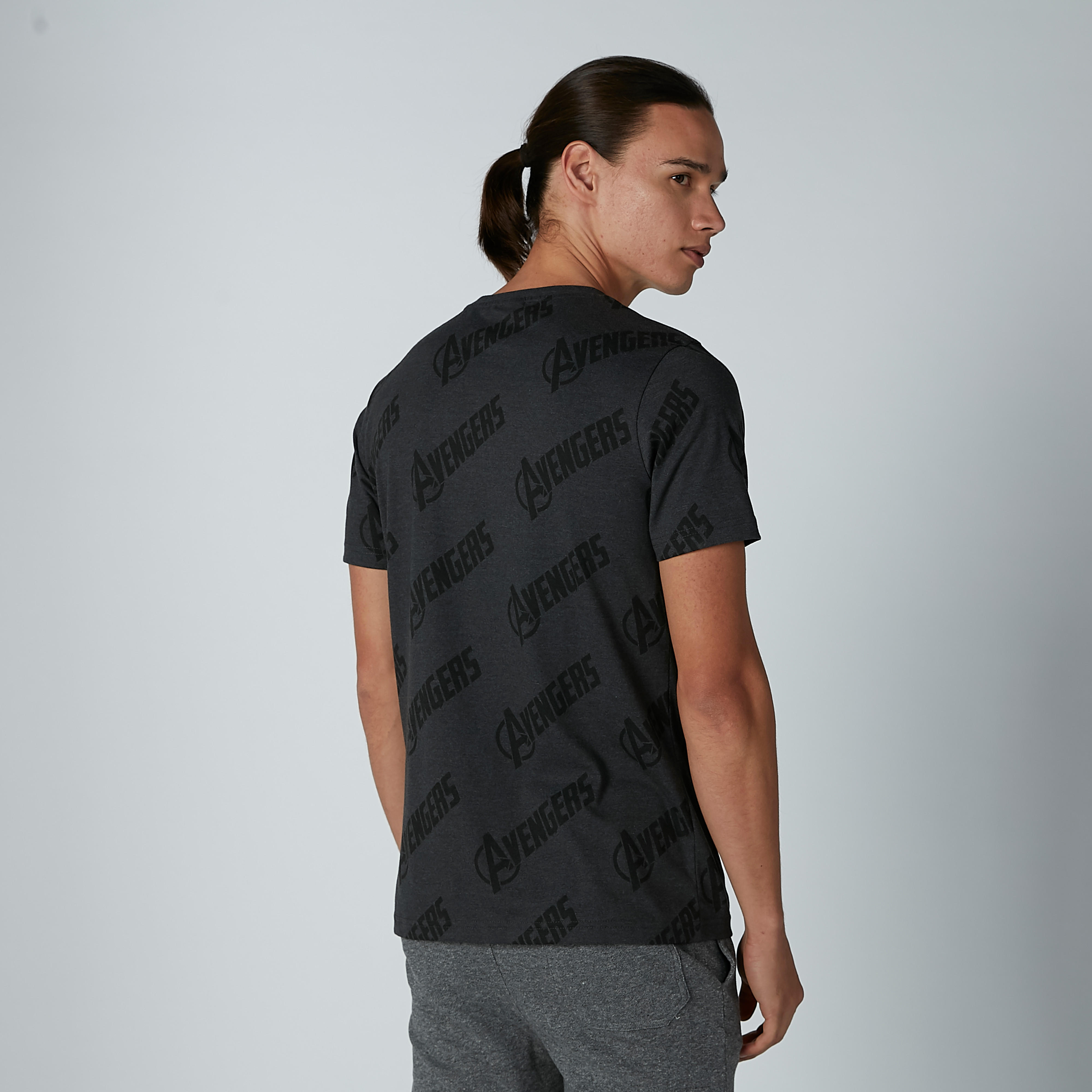 تيشيرت مستدام بقصّة سليم وياقة ضيّقة وطبعات أفينجرز -men-clothing-tshirtsandpolos-tshirts-image-2