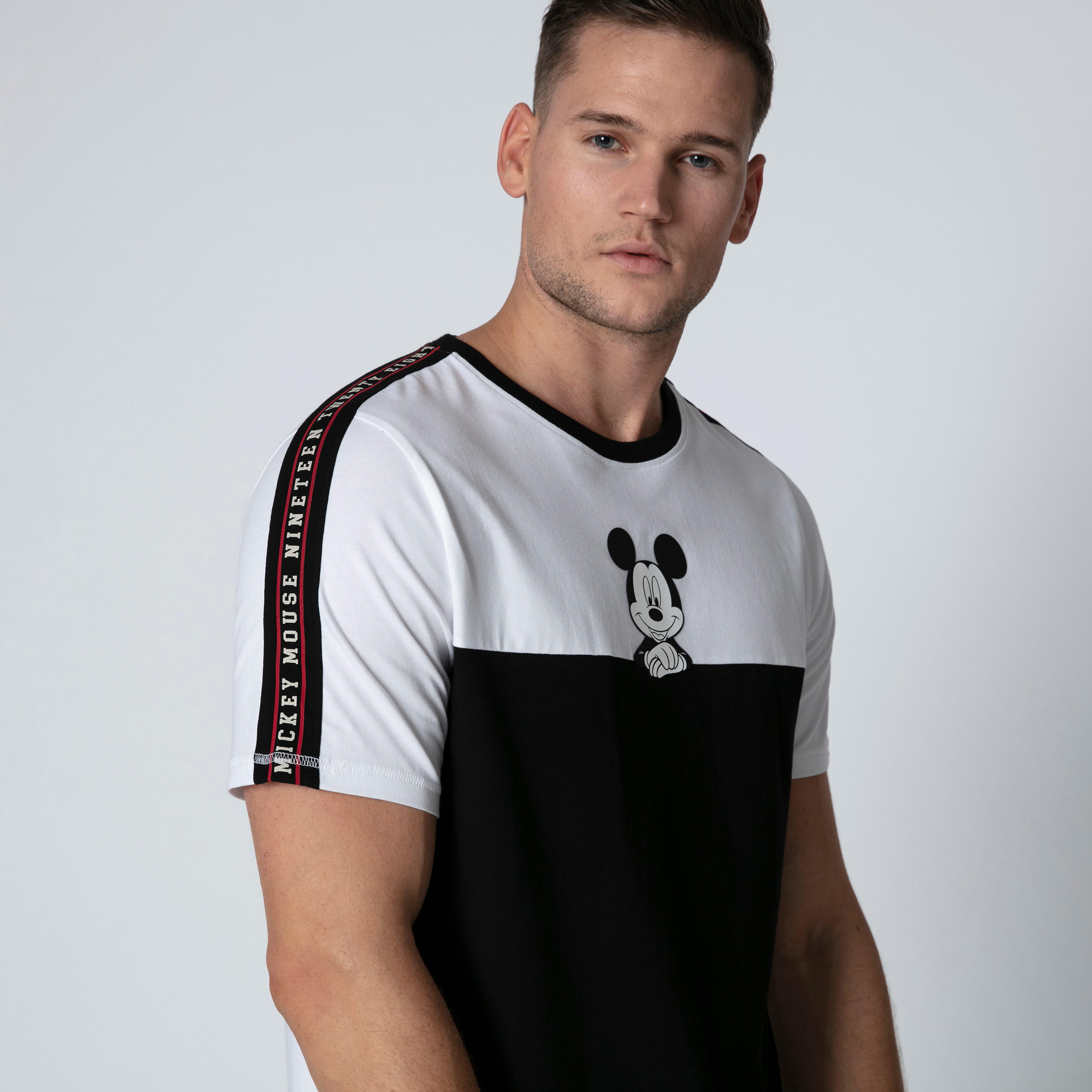 تيشيرت مستدام سليم بياقة مستديرة وطبعات ميكي ماوس -men-clothing-tshirtsandpolos-tshirts-image-5