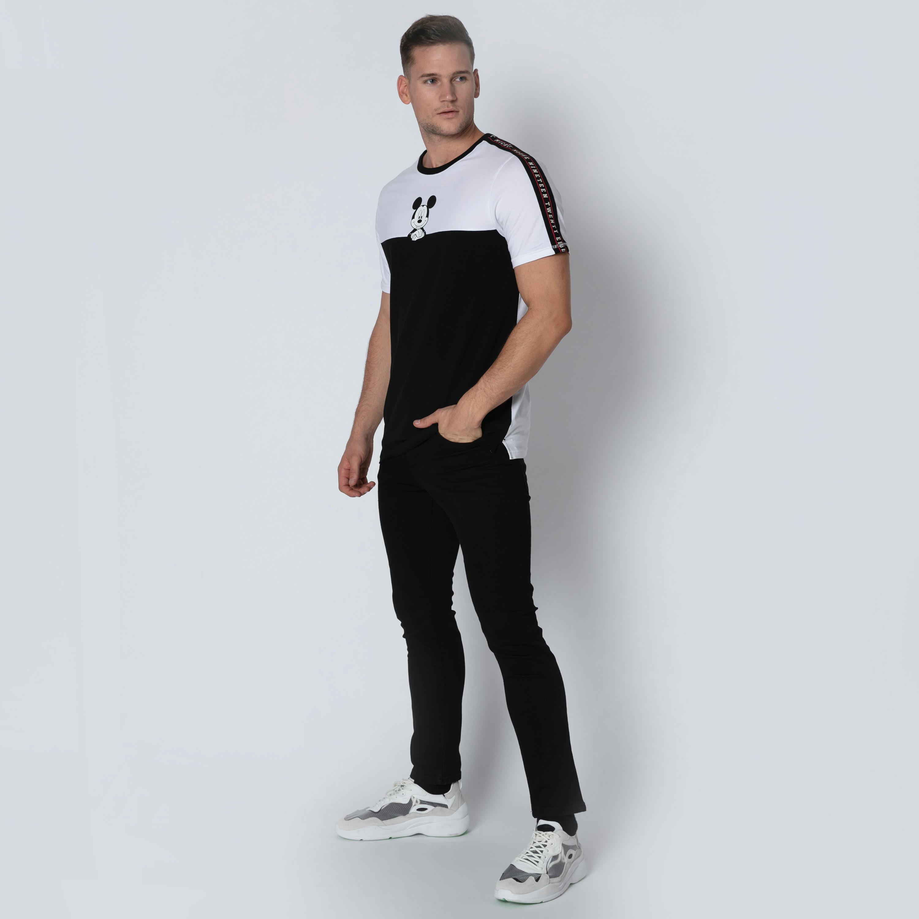 تيشيرت مستدام سليم بياقة مستديرة وطبعات ميكي ماوس -men-clothing-tshirtsandpolos-tshirts-image-3