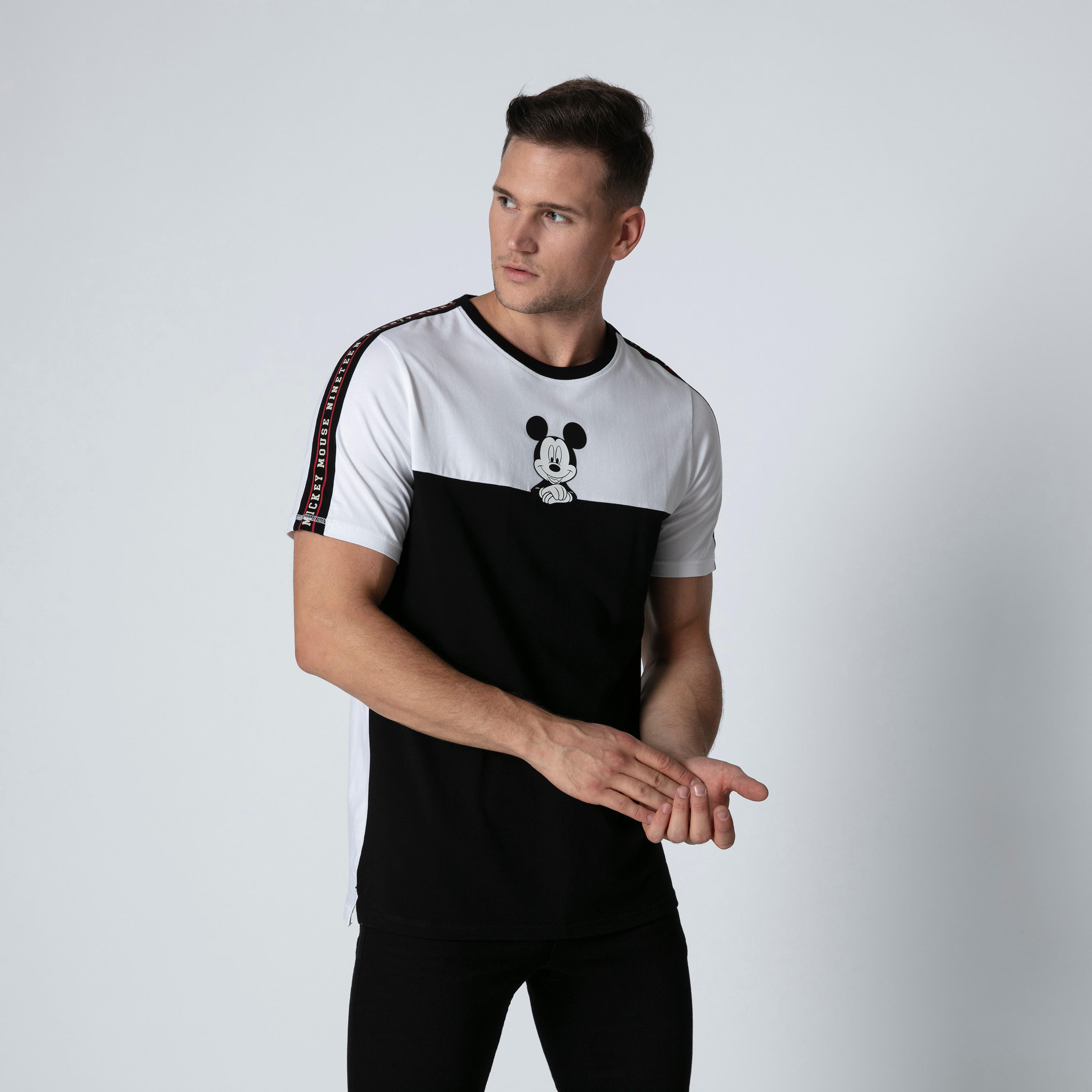 تيشيرت مستدام سليم بياقة مستديرة وطبعات ميكي ماوس -men-clothing-tshirtsandpolos-tshirts-image-2