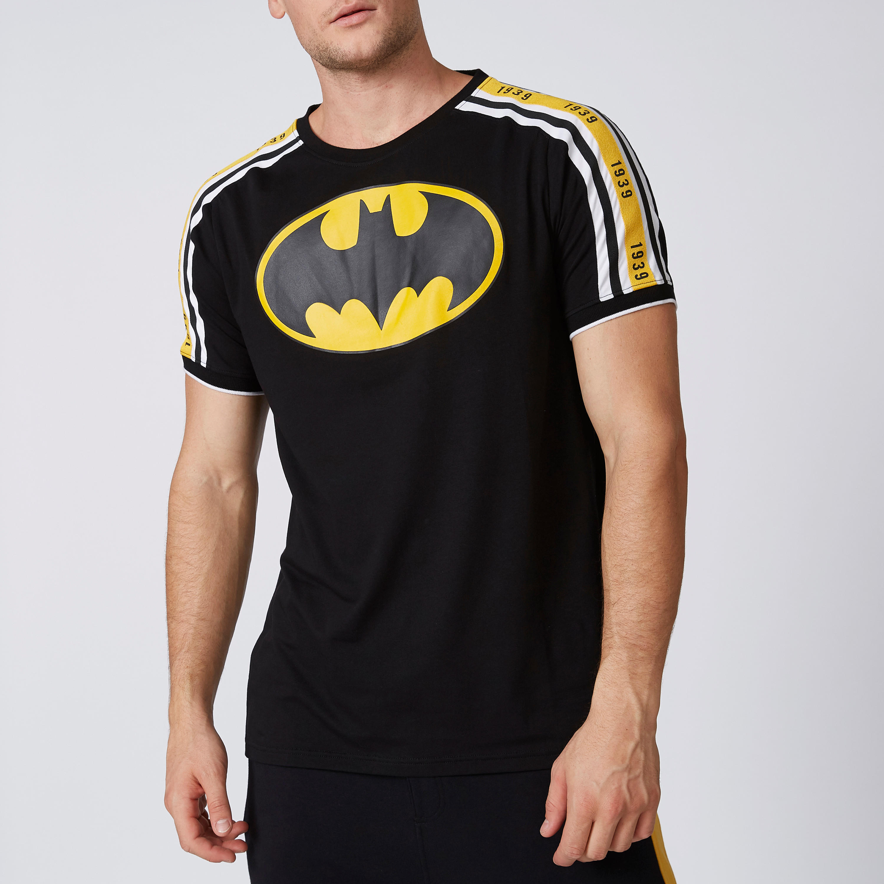 تيشيرت بقصّة سليم وياقة مستديرة وأكمام قصيرة وطبعات باتمان-men-clothing-tshirtsandpolos-tshirts-image-4