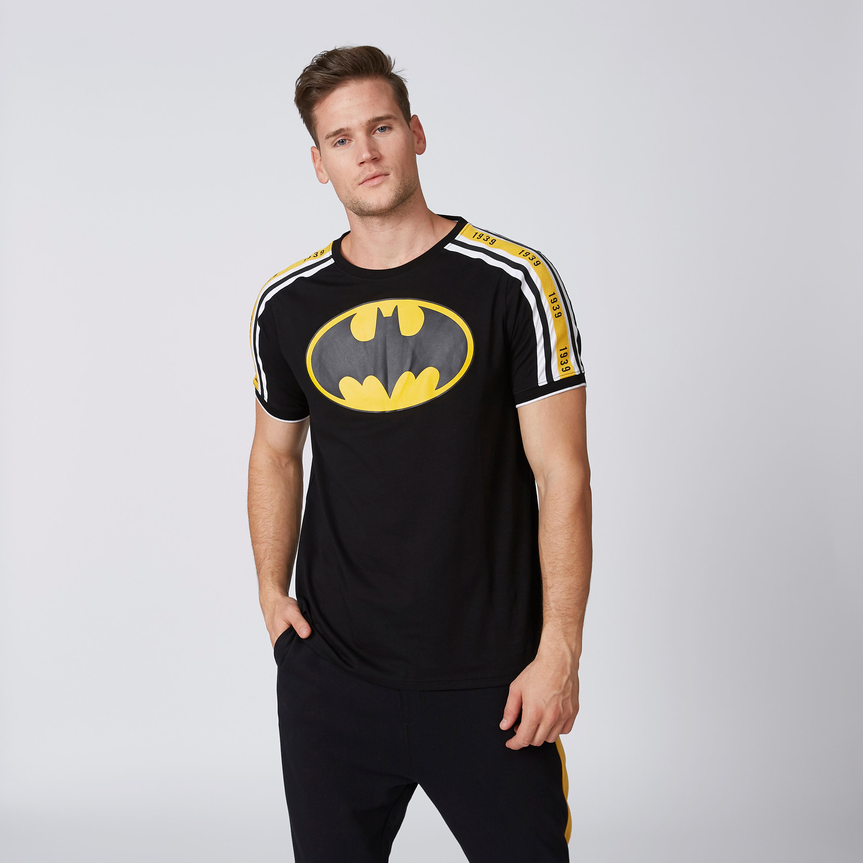 تيشيرت بقصّة سليم وياقة مستديرة وأكمام قصيرة وطبعات باتمان-men-clothing-tshirtsandpolos-tshirts-image-1