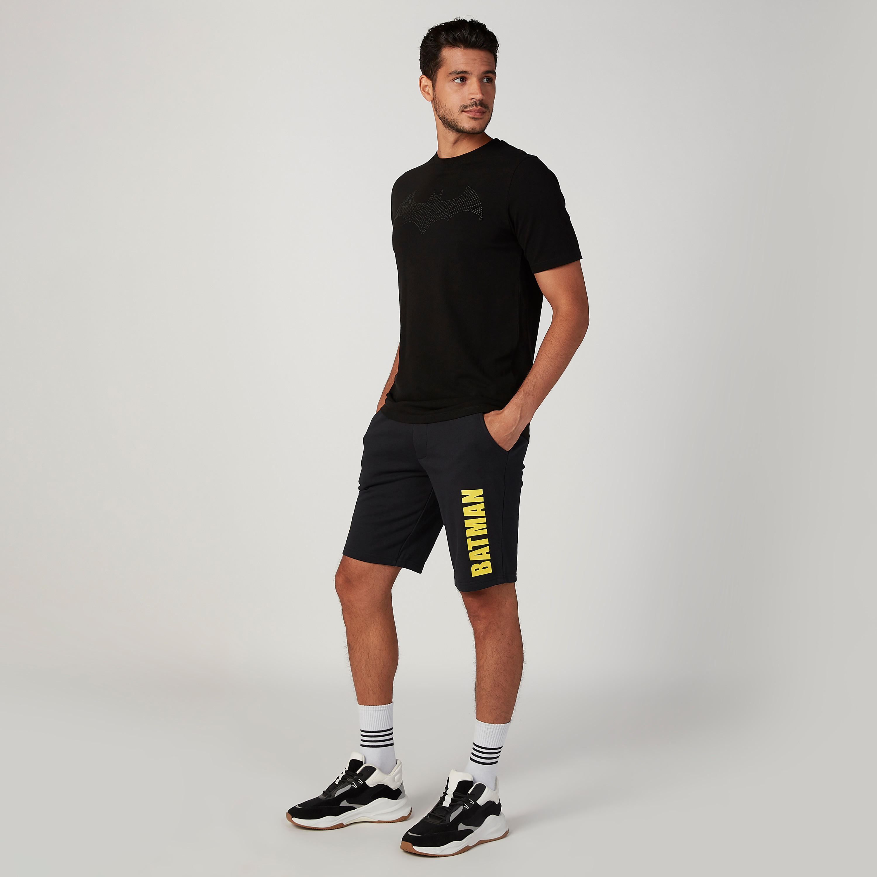شورت مستدام بقصّة سليم وخصر متوسط الارتفاع وجيوب وطبعات باتمان -men-clothing-bottoms-shorts-image-1