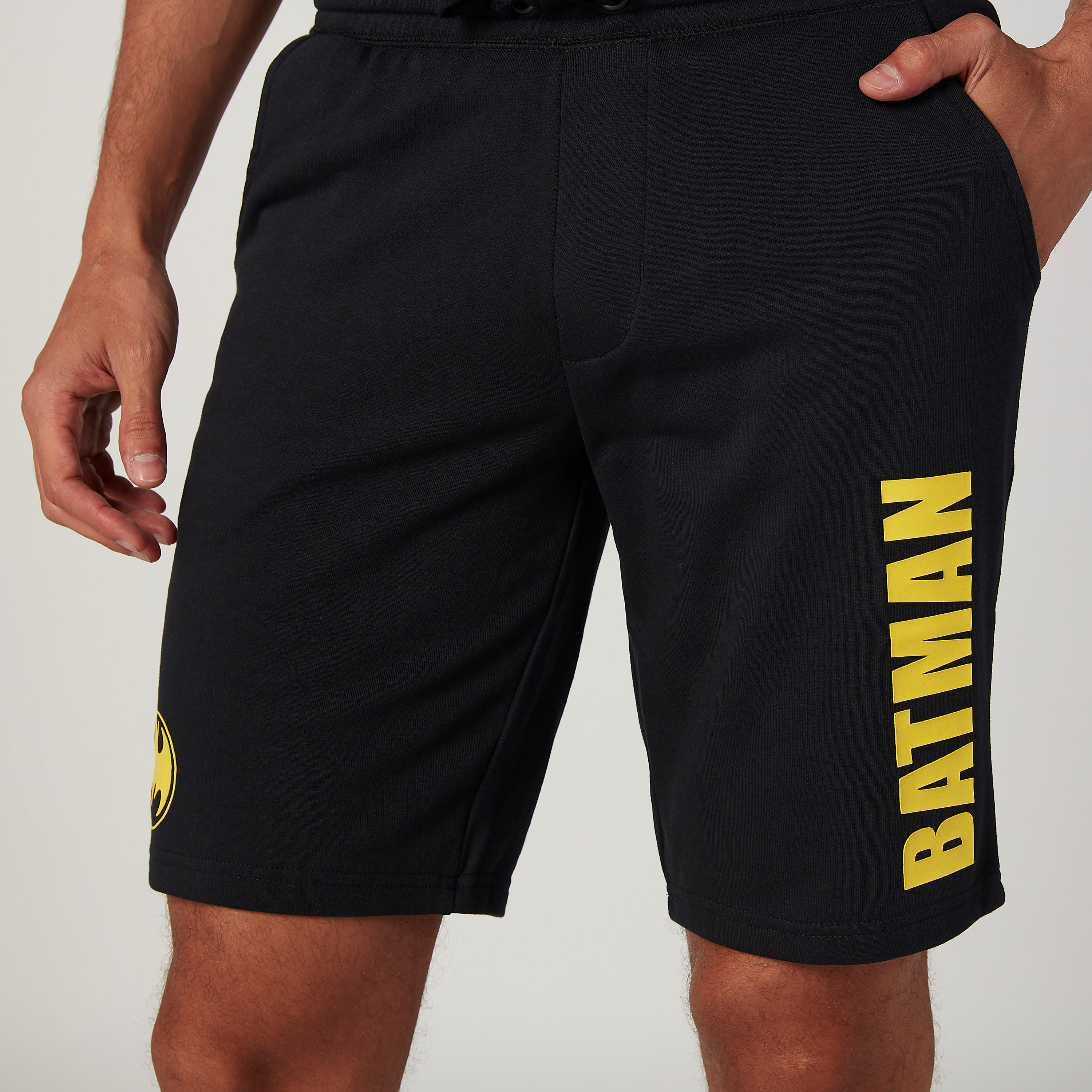 شورت مستدام بقصّة سليم وخصر متوسط الارتفاع وجيوب وطبعات باتمان -men-clothing-bottoms-shorts-image-2