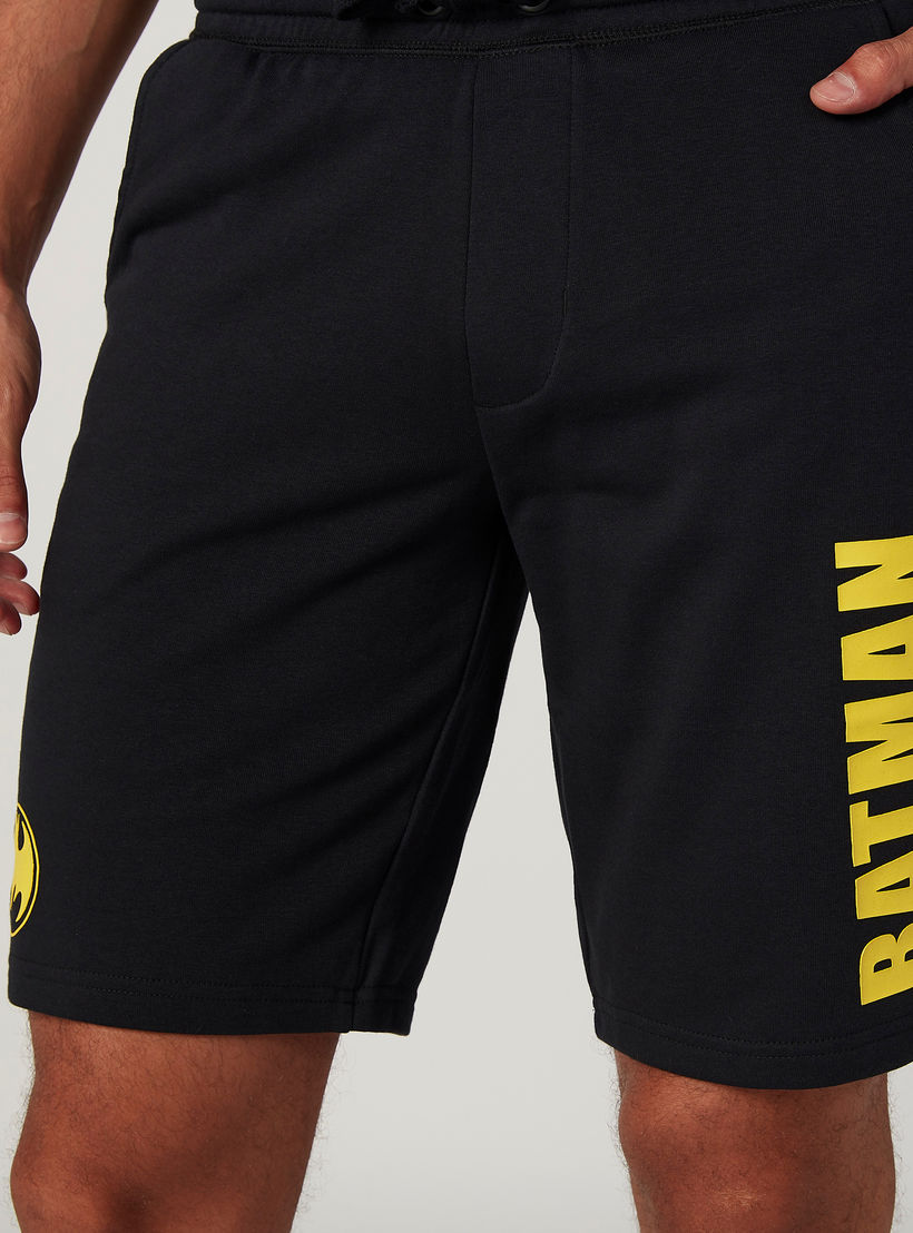 شورت مستدام بقصّة سليم وخصر متوسط الارتفاع وجيوب وطبعات باتمان -men-clothing-bottoms-shorts-image-2