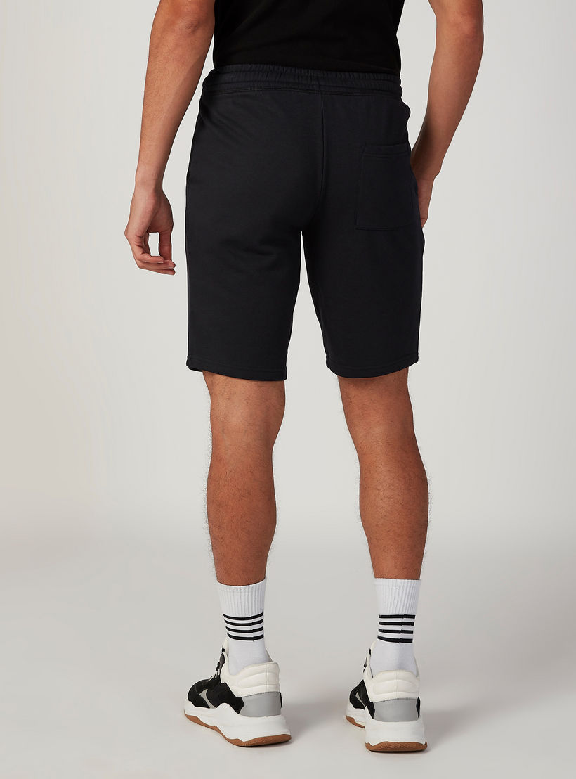 شورت مستدام بقصّة سليم وخصر متوسط الارتفاع وجيوب وطبعات باتمان -men-clothing-bottoms-shorts-image-3