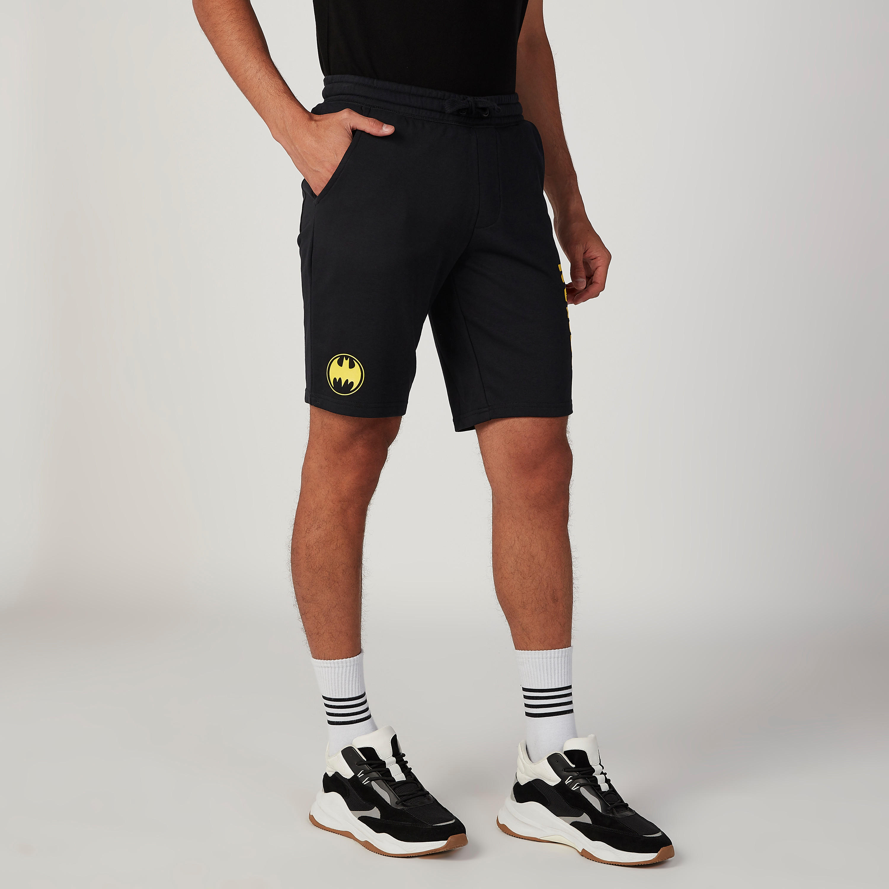 شورت مستدام بقصّة سليم وخصر متوسط الارتفاع وجيوب وطبعات باتمان -men-clothing-bottoms-shorts-image-4