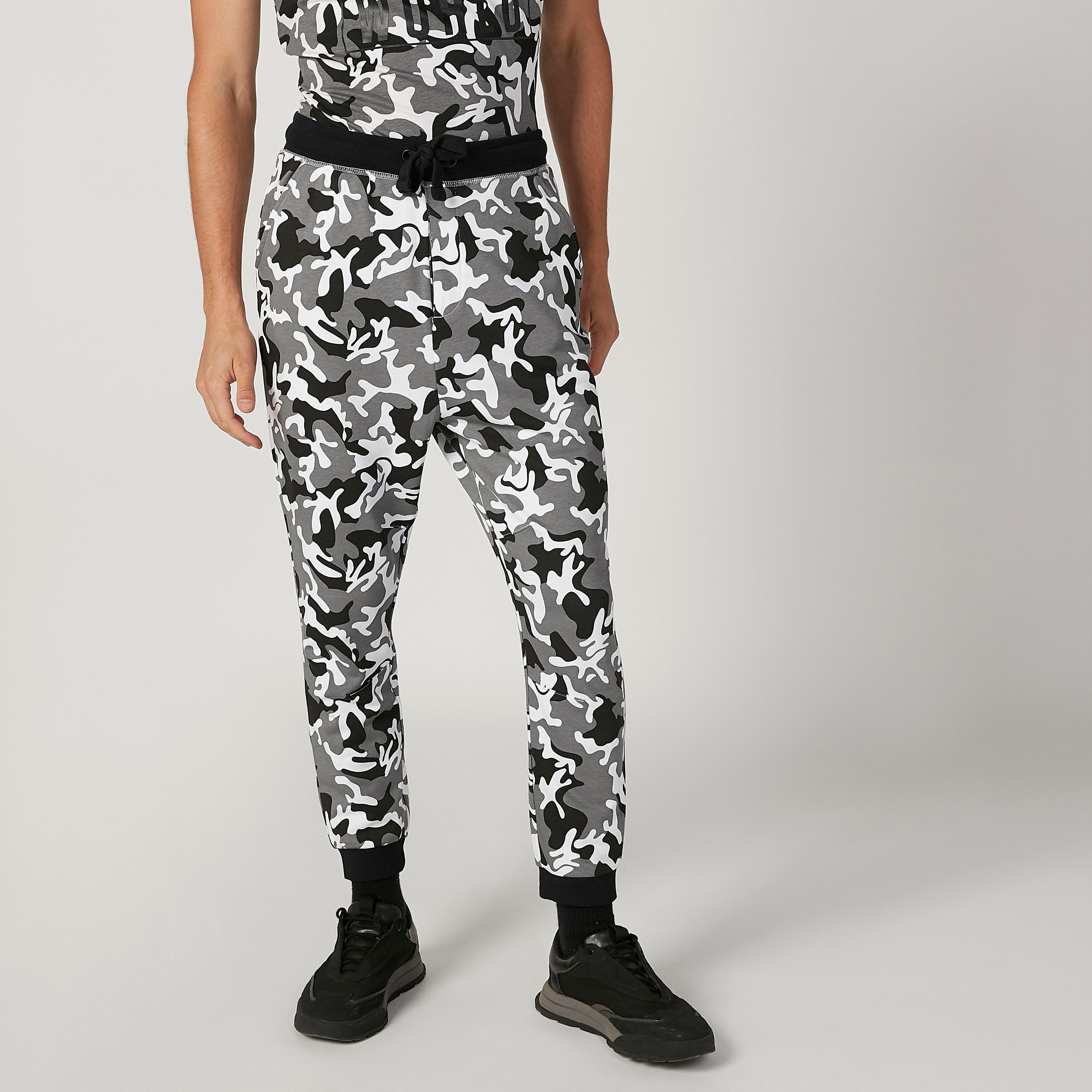 بنطلون رياضي مستدام سليم بخصر متوسط الإرتفاع وطبعات مموّهة-men-clothing-bottoms-joggers-image-1