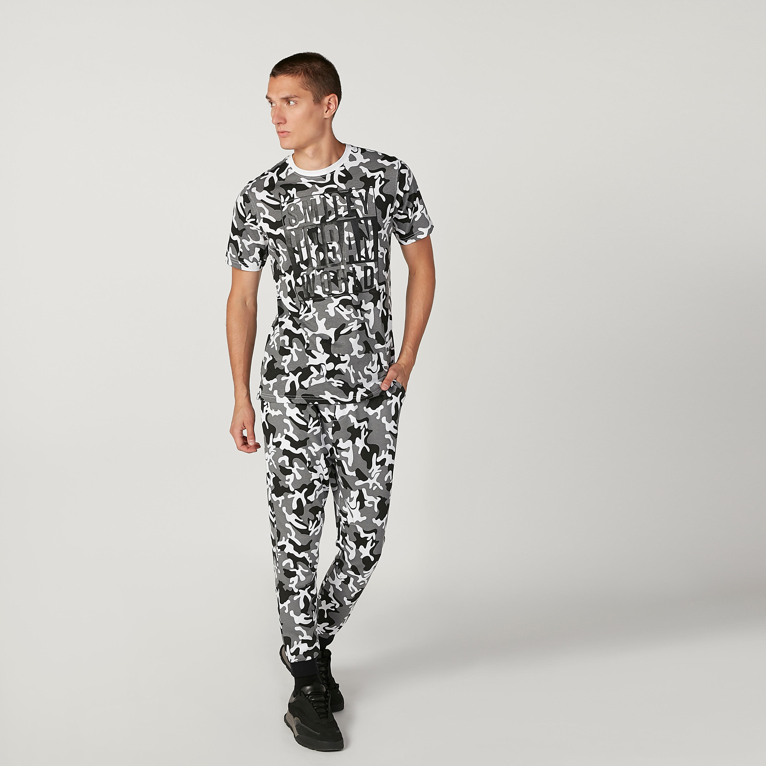 بنطلون رياضي مستدام سليم بخصر متوسط الإرتفاع وطبعات مموّهة-men-clothing-bottoms-joggers-image-2