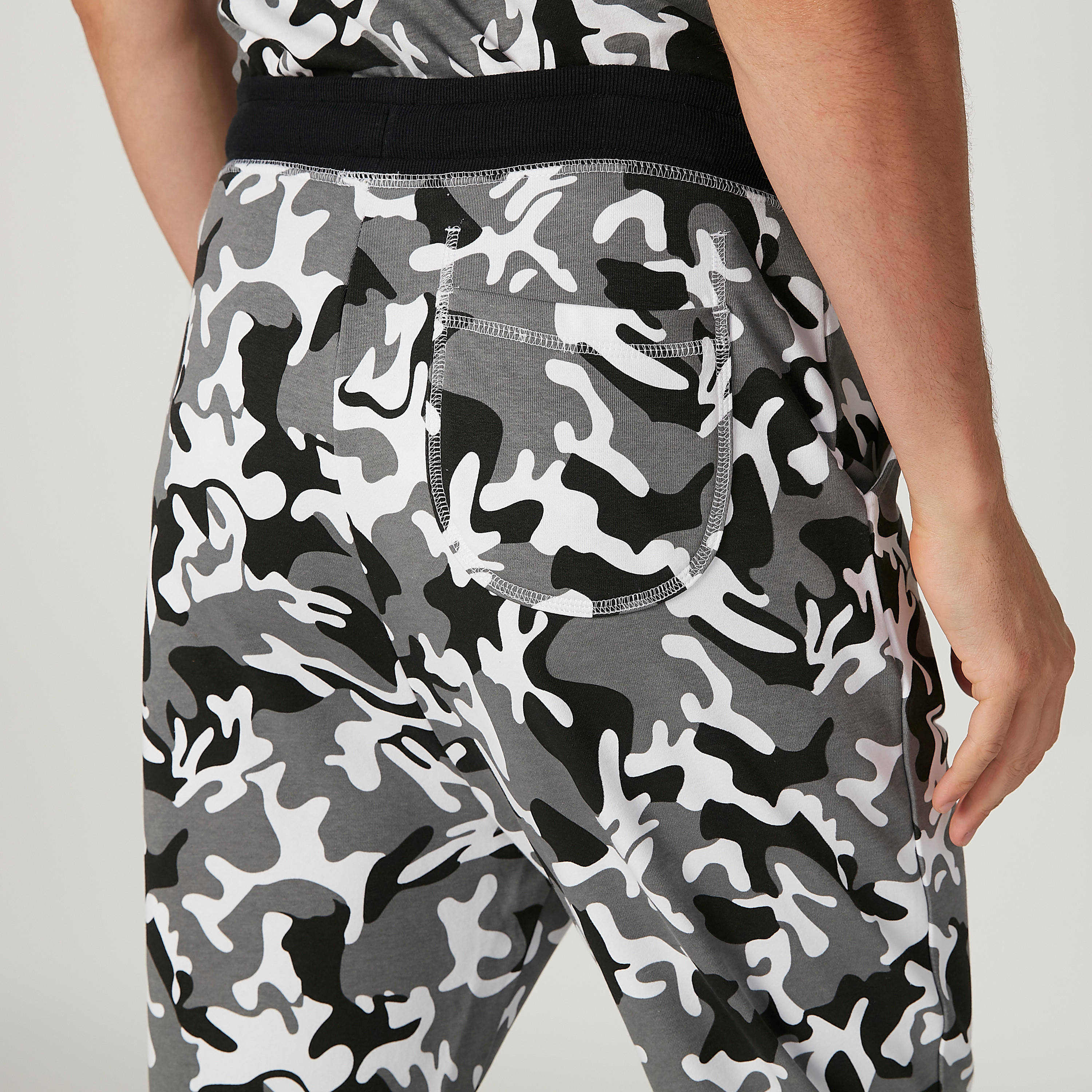 بنطلون رياضي مستدام سليم بخصر متوسط الإرتفاع وطبعات مموّهة-men-clothing-bottoms-joggers-image-3