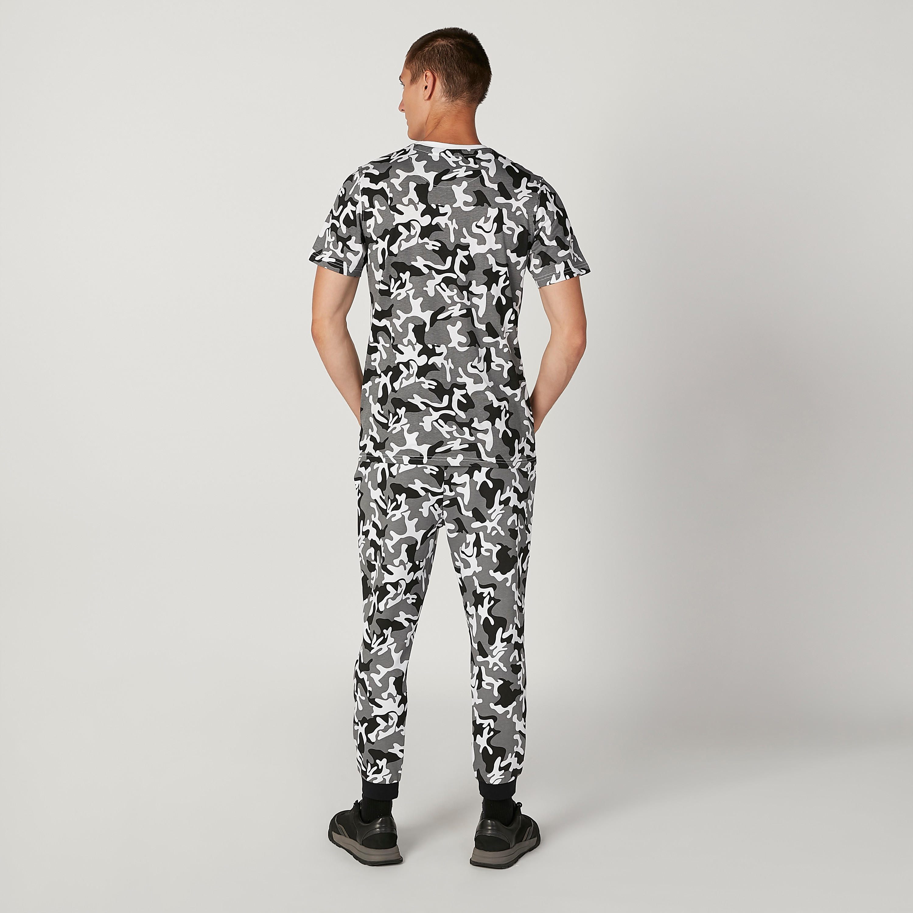 بنطلون رياضي مستدام سليم بخصر متوسط الإرتفاع وطبعات مموّهة-men-clothing-bottoms-joggers-image-4