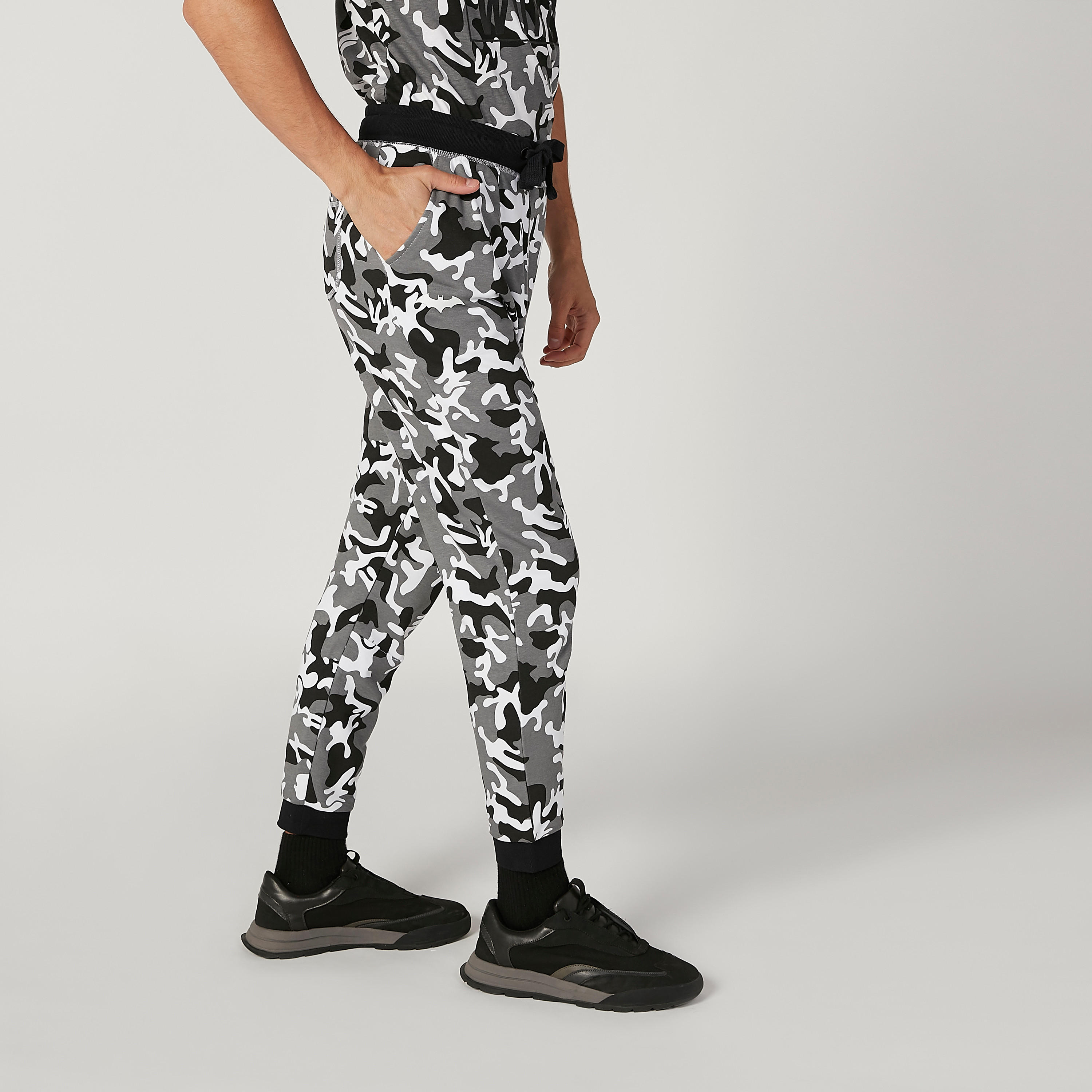 بنطلون رياضي مستدام سليم بخصر متوسط الإرتفاع وطبعات مموّهة-men-clothing-bottoms-joggers-image-5