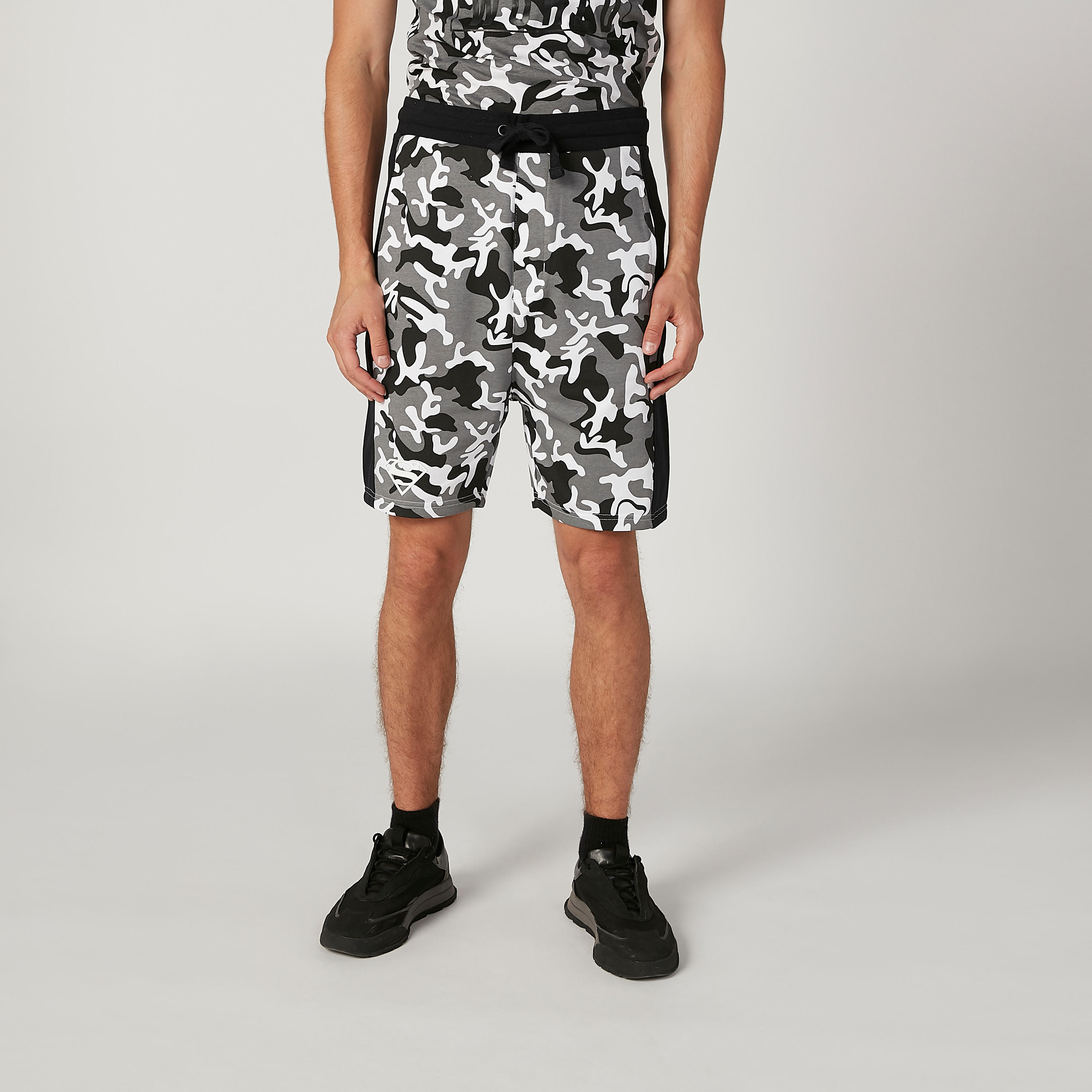 شورت مستدام بقصّة سليم وخصر متوسط الارتفاع وطبعات مموّهة-men-clothing-bottoms-shorts-image-1