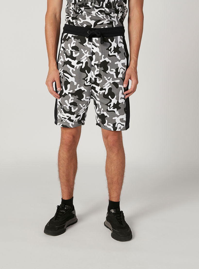 شورت مستدام بقصّة سليم وخصر متوسط الارتفاع وطبعات مموّهة-men-clothing-bottoms-shorts-image-1