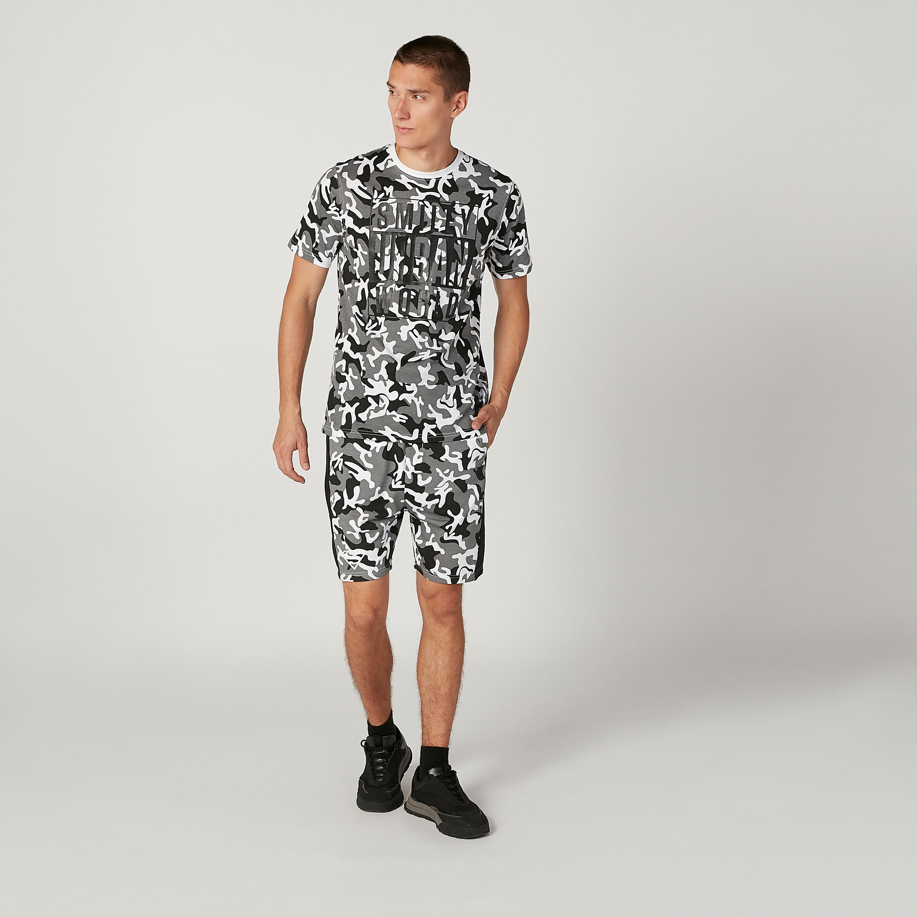 شورت مستدام بقصّة سليم وخصر متوسط الارتفاع وطبعات مموّهة-men-clothing-bottoms-shorts-image-2